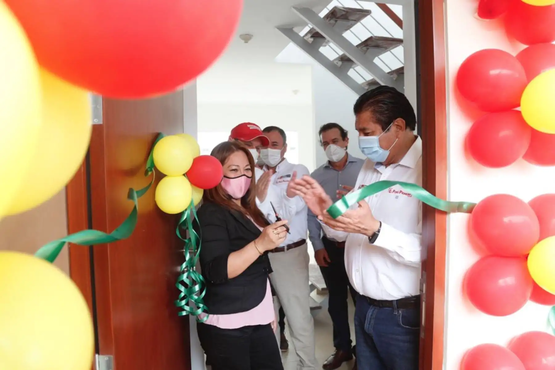 El ministro Rodolfo Yanez, participa de la entrega simbólica de llaves a los propietarios de los departamentos del proyecto Parques del Chipe Condominio Club, los cuales han sido adquiridos gracias al Nuevo Crédito Mi vivienda. Foto:ANDINA/MVCS