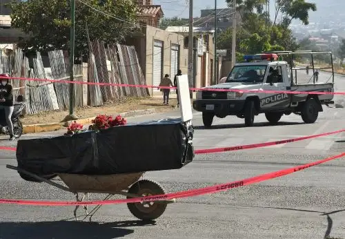 n ataúd con un fallecido por coronavirus fue colocado en plena calle como protesta por no poder enterrarlo o incinerarlo, este sábado en Cochabamba (Bolivia). Foto: EFE