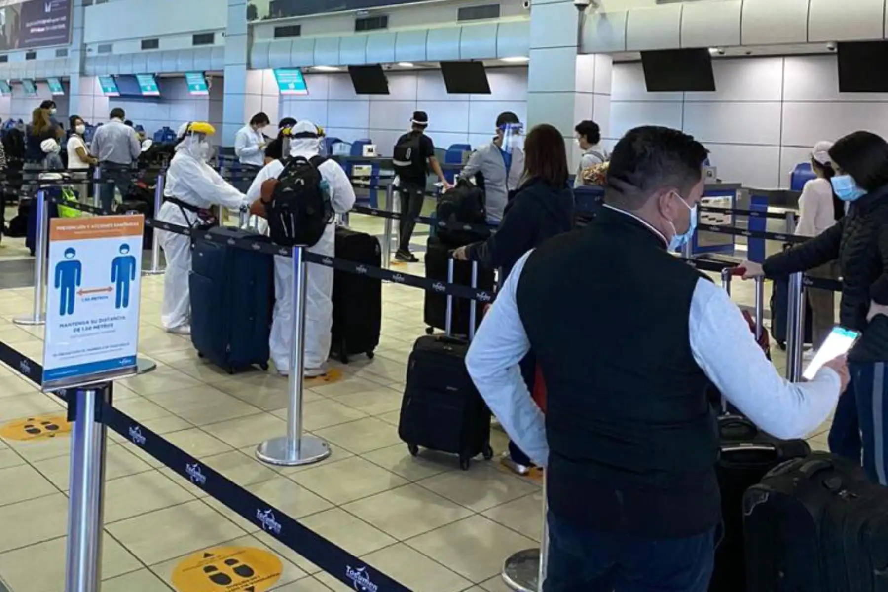 Cancilleria no cesa en sus esfuerzos para traer de vuelta a casa a nuestros compatriotas. Entre ayer y hoy retornaron desde Panamá 194 peruanos, 13 de ellos procedentes de Aruba, gracias a las gestiones efectuadas por nuestra embajada Peru y consulado en Panamá.
Foto:ANDINA/@CancilleriaPeru.