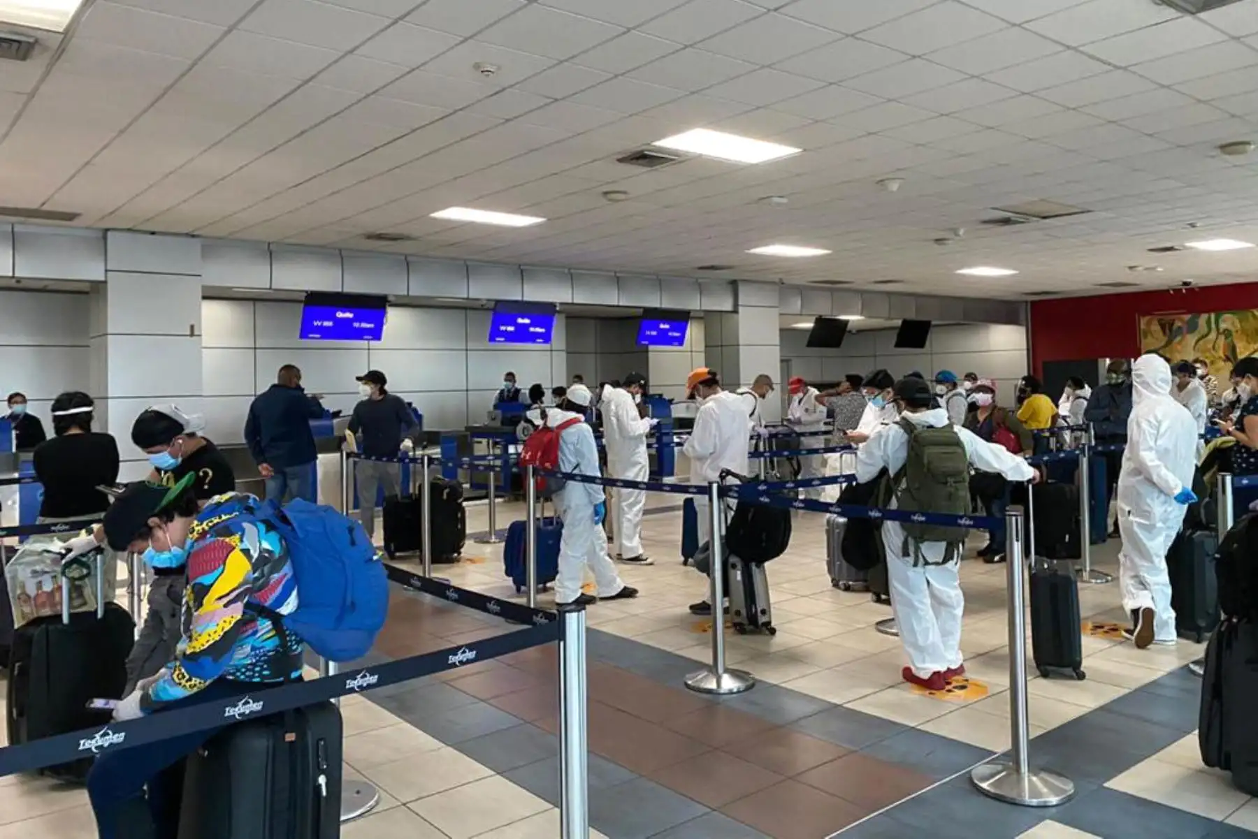 Cancilleria no cesa en sus esfuerzos para traer de vuelta a casa a nuestros compatriotas. Entre ayer y hoy retornaron desde Panamá 194 peruanos, 13 de ellos procedentes de Aruba, gracias a las gestiones efectuadas por nuestra embajada Peru y consulado en Panamá.
Foto:ANDINA/@CancilleriaPeru.