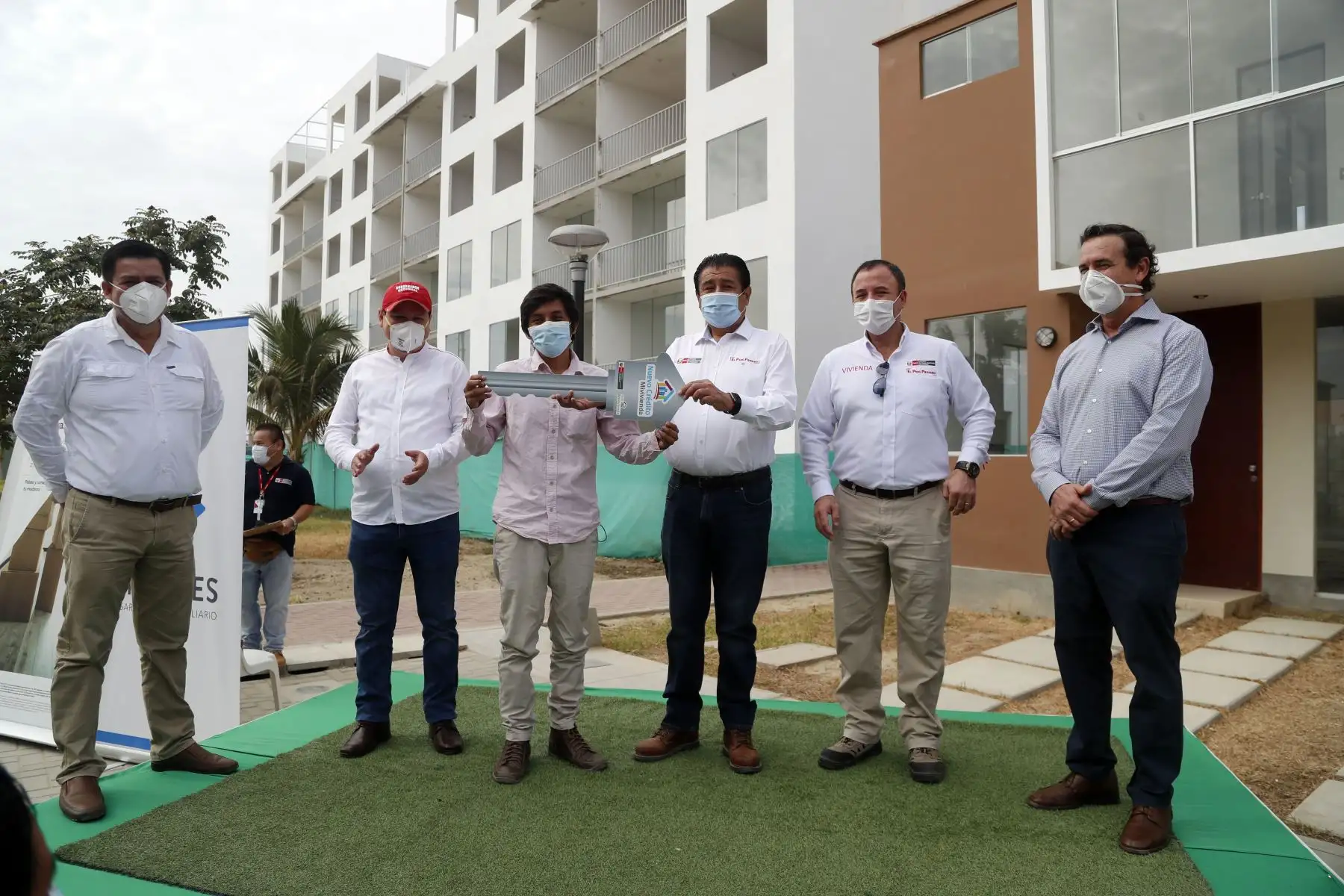 El ministro Rodolfo Yanez, participa de la entrega simbólica de llaves a los propietarios de los departamentos del proyecto Parques del Chipe Condominio Club, los cuales han sido adquiridos gracias al Nuevo Crédito Mi vivienda. Foto:ANDINA/MVCS
