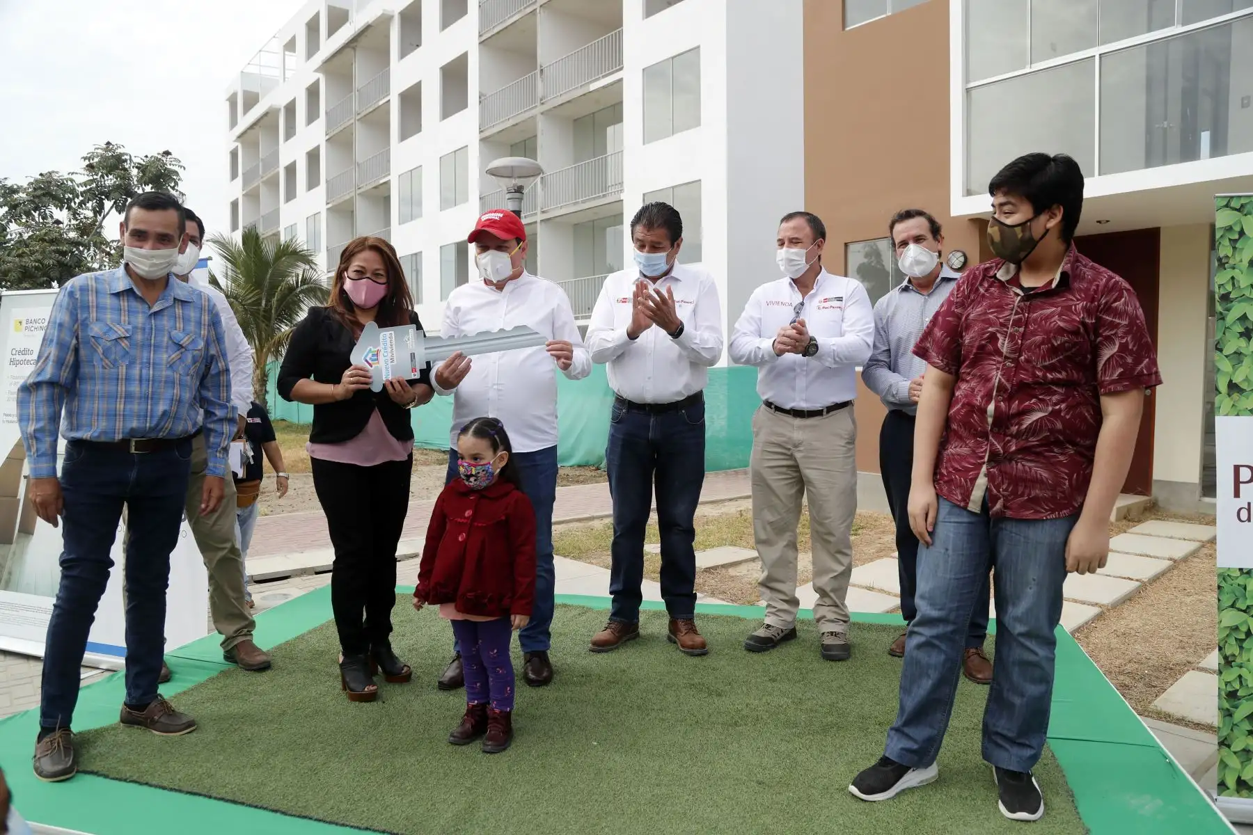 El ministro Rodolfo Yanez, participa de la entrega simbólica de llaves a los propietarios de los departamentos del proyecto Parques del Chipe Condominio Club, los cuales han sido adquiridos gracias al Nuevo Crédito Mi vivienda. Foto:ANDINA/MVCS