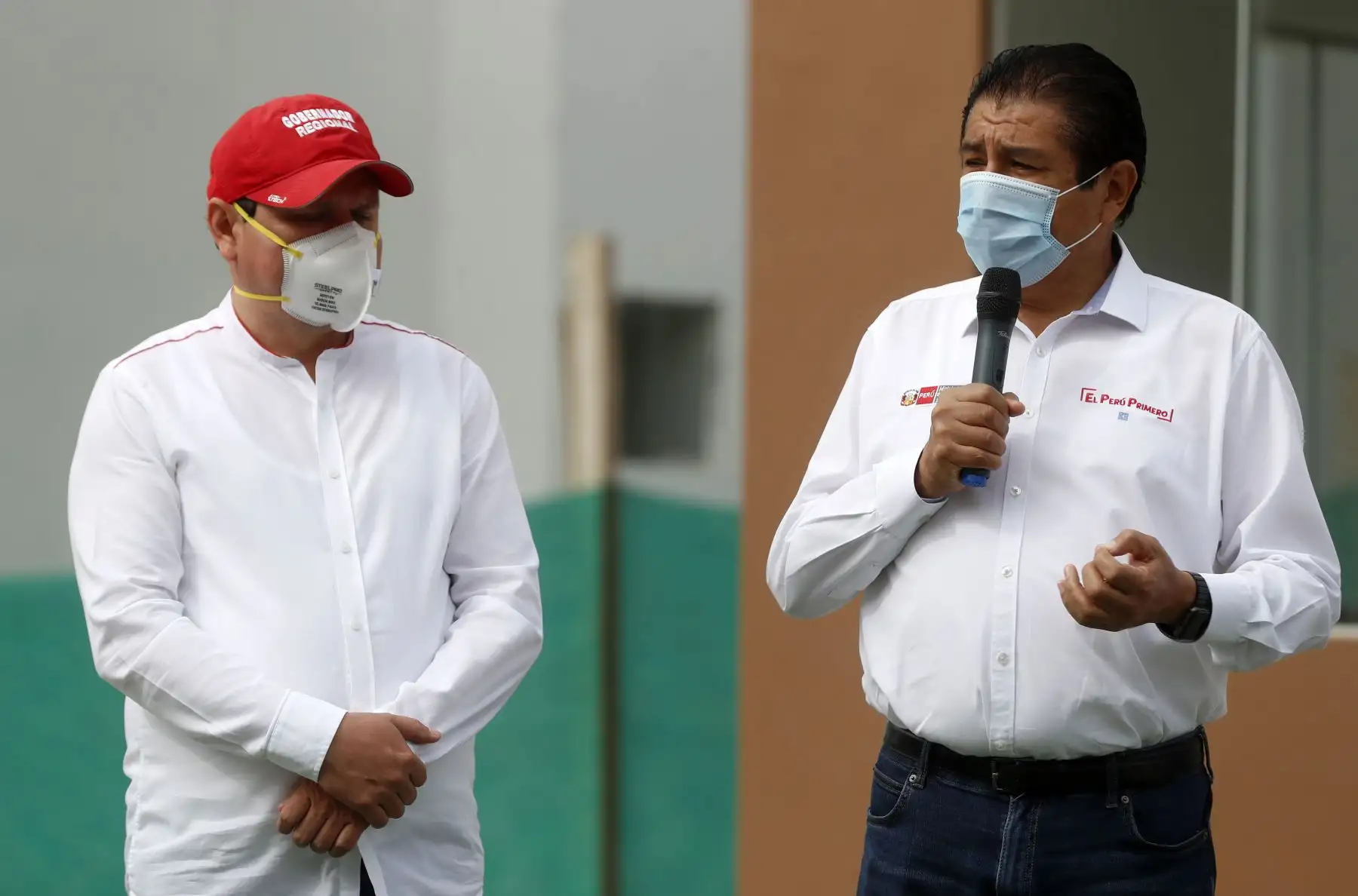 El ministro Rodolfo Yanez, participa de la entrega simbólica de llaves a los propietarios de los departamentos del proyecto Parques del Chipe Condominio Club, los cuales han sido adquiridos gracias al Nuevo Crédito Mi vivienda. Foto:ANDINA/MVCS
