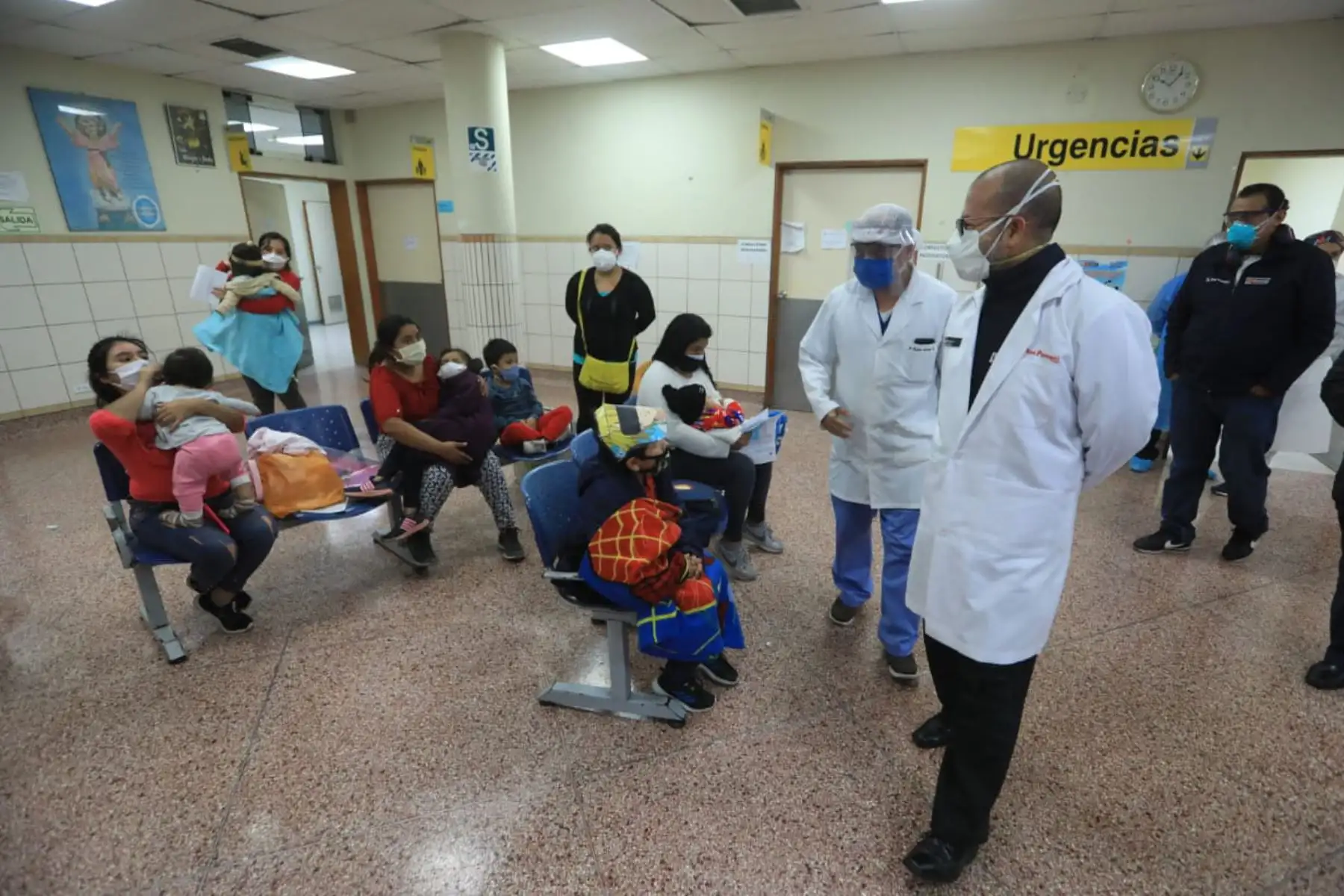 Como parte del Operativo Protección, que busca garantizar una atención de calidad a pacientes COVID-19, el ministro Víctor Zamora realiza una visita inopinada al INSN. También supervisa las acciones del nosocomio en favor de la población vulnerable. 

Foto:ANDINA/@Minsa_Peru.