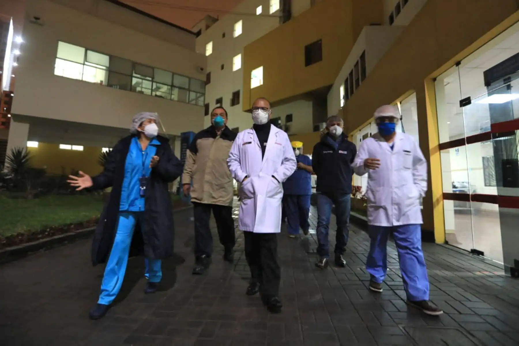 Como parte del Operativo Protección, que busca garantizar una atención de calidad a pacientes COVID-19, el ministro Víctor Zamora realiza una visita inopinada al INSN. También supervisa las acciones del nosocomio en favor de la población vulnerable. 

Foto:ANDINA/@Minsa_Peru.