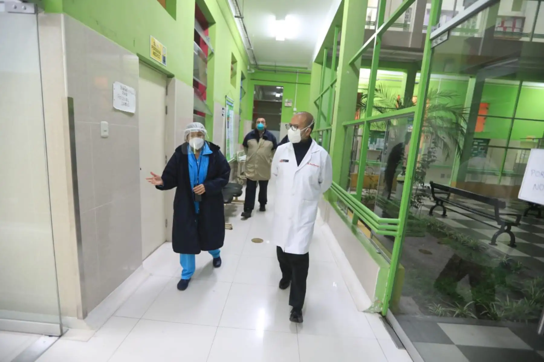Como parte del Operativo Protección, que busca garantizar una atención de calidad a pacientes COVID-19, el ministro Víctor Zamora realiza una visita inopinada al INSN. También supervisa las acciones del nosocomio en favor de la población vulnerable. 

Foto:ANDINA/@Minsa_Peru.