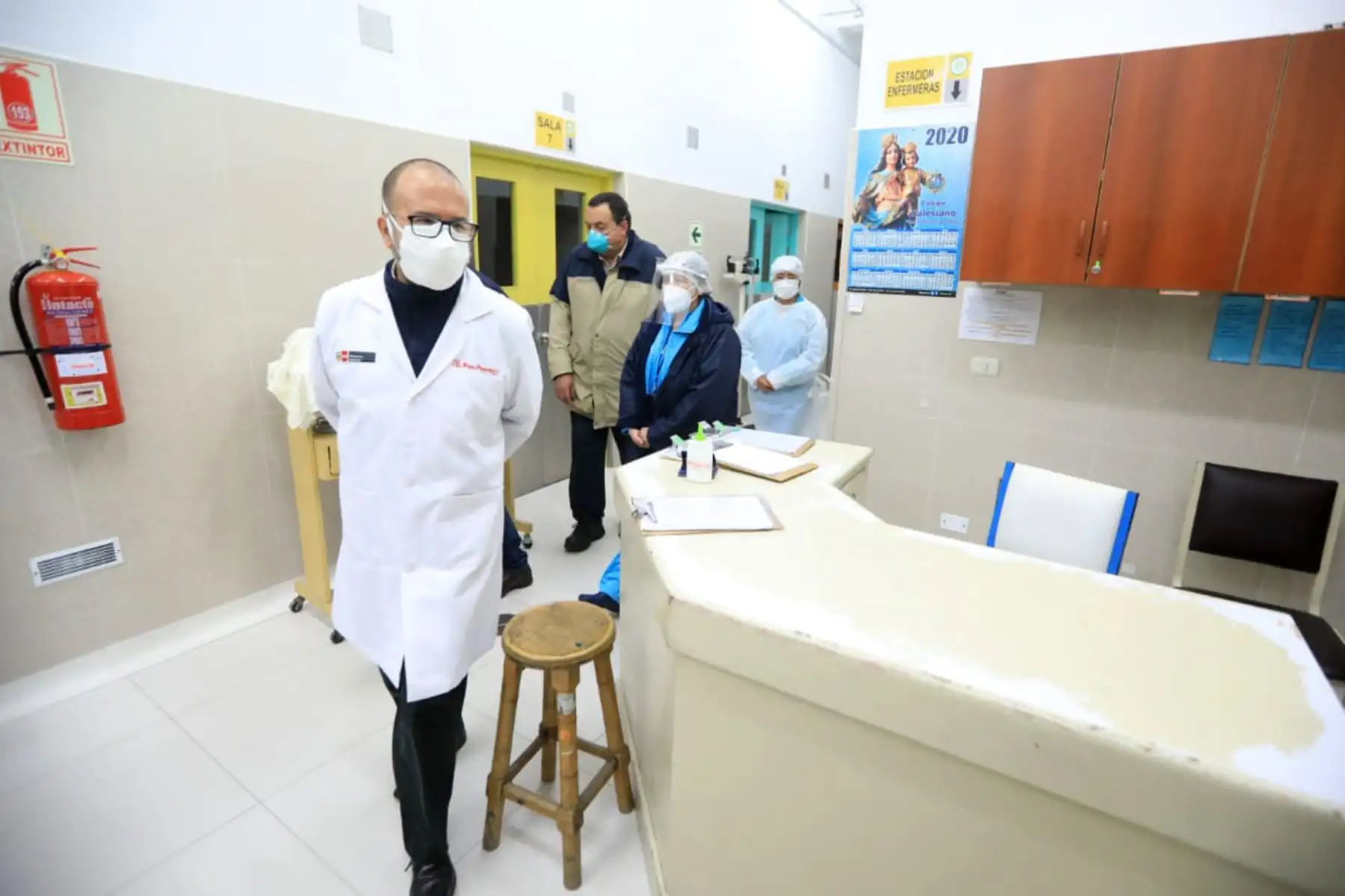 Como parte del Operativo Protección, que busca garantizar una atención de calidad a pacientes COVID-19, el ministro Víctor Zamora realiza una visita inopinada al INSN. También supervisa las acciones del nosocomio en favor de la población vulnerable. 

Foto:ANDINA/@Minsa_Peru.