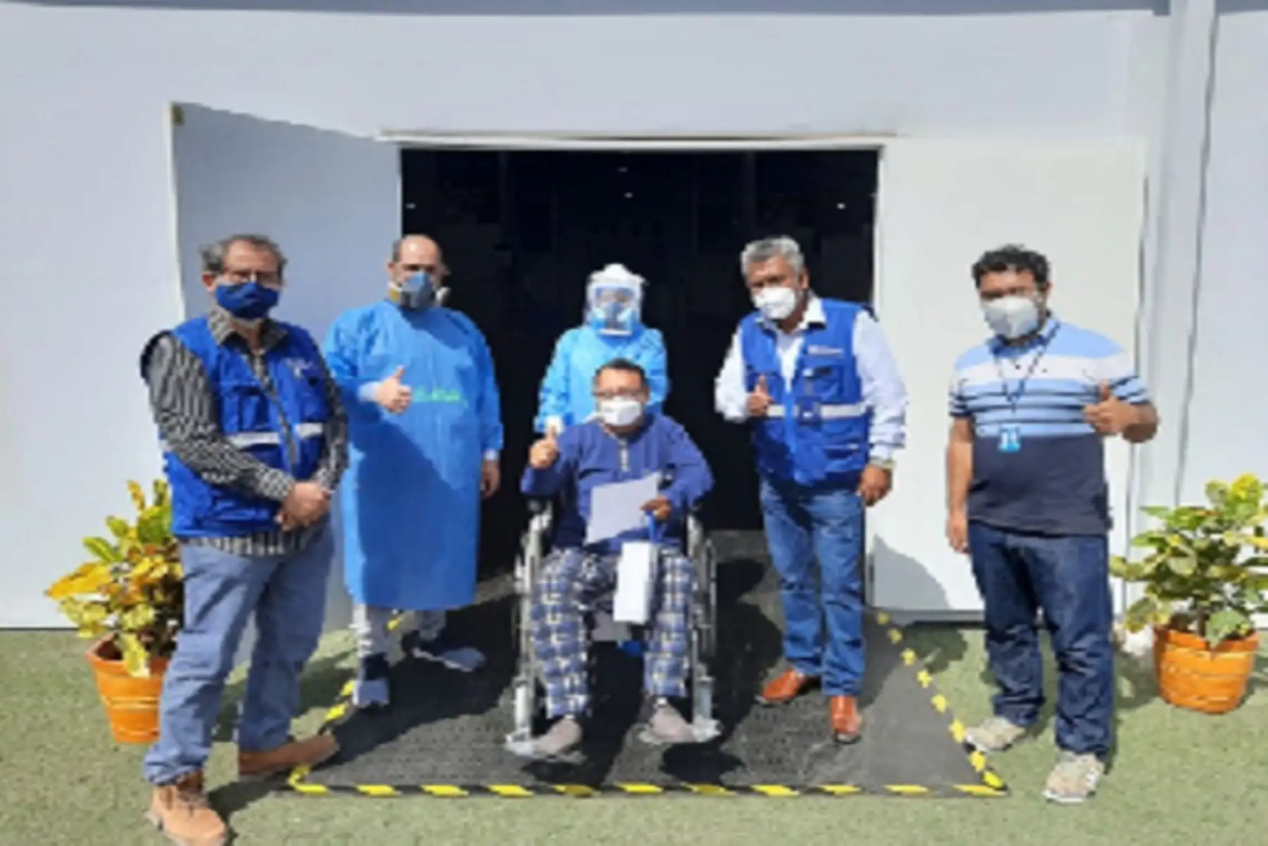 El paciente, de 55 años de edad, fue recibido con mucha alegría, globos y carteles por sus familiares que lo esperaban en la puerta del nosocomio.