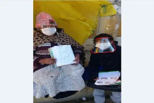 Se trata de 7 adultas mayores, entre 68 y 77 años, quienes no dejaron de estudiar pese a la cuarentena. Con la asesoría de una profesora del Centro de Educación Básica Alternativa César Vallejo de Yanacancha, reciben clases por radio y whatsapp y complementan su aprendizaje con fotocopias de las lecciones que la maestra les entrega una vez por semana.