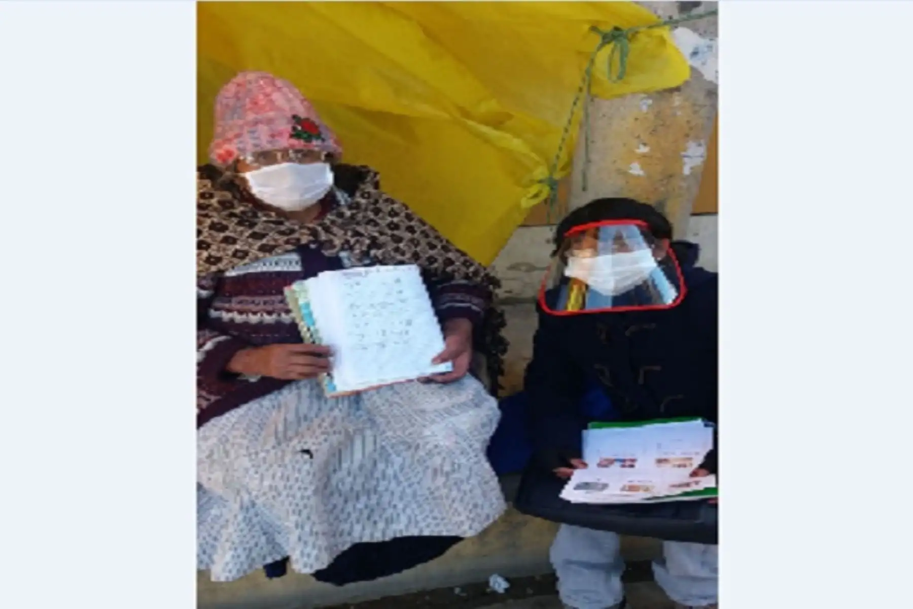 Se trata de 7 adultas mayores, entre 68 y 77 años, quienes no dejaron de estudiar pese a la cuarentena. Con la asesoría de una profesora del Centro de Educación Básica Alternativa César Vallejo de Yanacancha, reciben clases por radio y whatsapp y complementan su aprendizaje con fotocopias de las lecciones que la maestra les entrega una vez por semana.