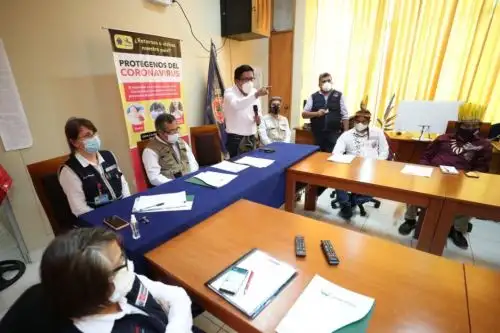 Presidente del Consejo de Ministros, Vicente Zeballos, dialoga con autoridades y funcionarios de Madre de Dios, durante una visita de trabajo a esta región amazónica para reforzar la respuesta ante del covid-19.