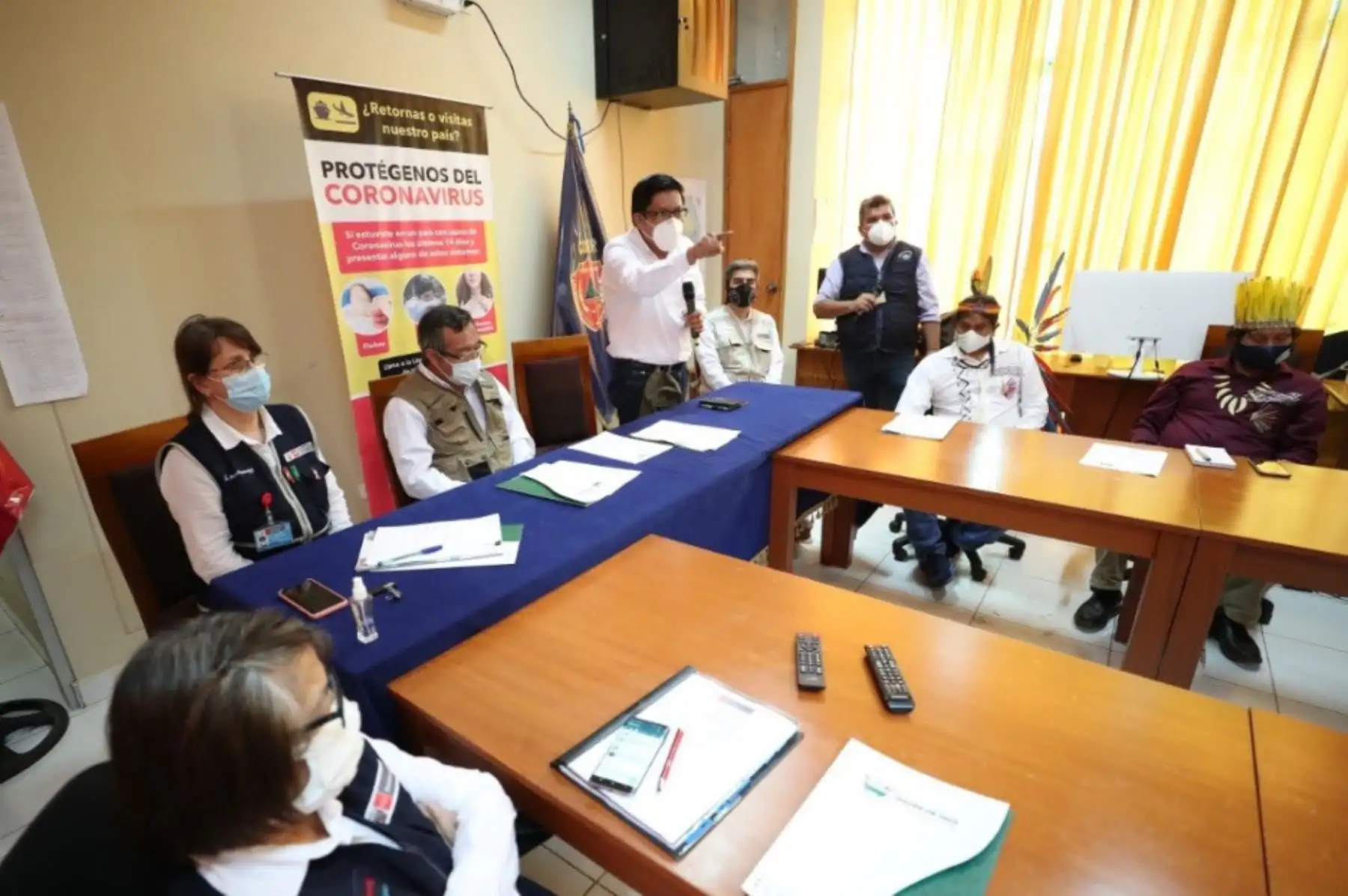 Presidente del Consejo de Ministros, Vicente Zeballos, dialoga con autoridades y funcionarios de Madre de Dios, durante una visita de trabajo a esta región amazónica para reforzar la respuesta ante del covid-19.