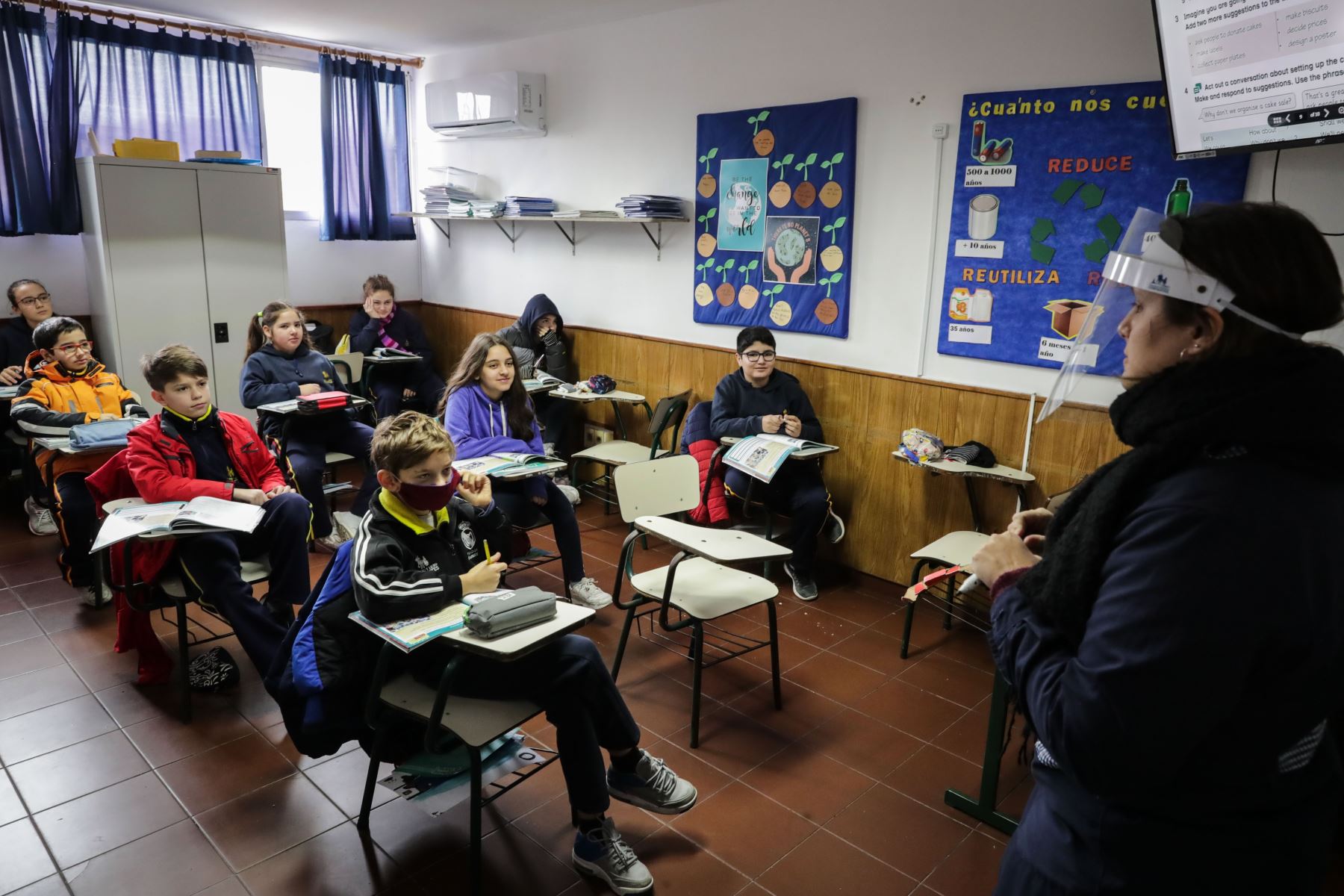 Fotografía muestra estudiantes del Colegio Español Cervantes en Uruguay durante el retorno de las clases presenciales en Montevideo (Uruguay). Foto: EFE