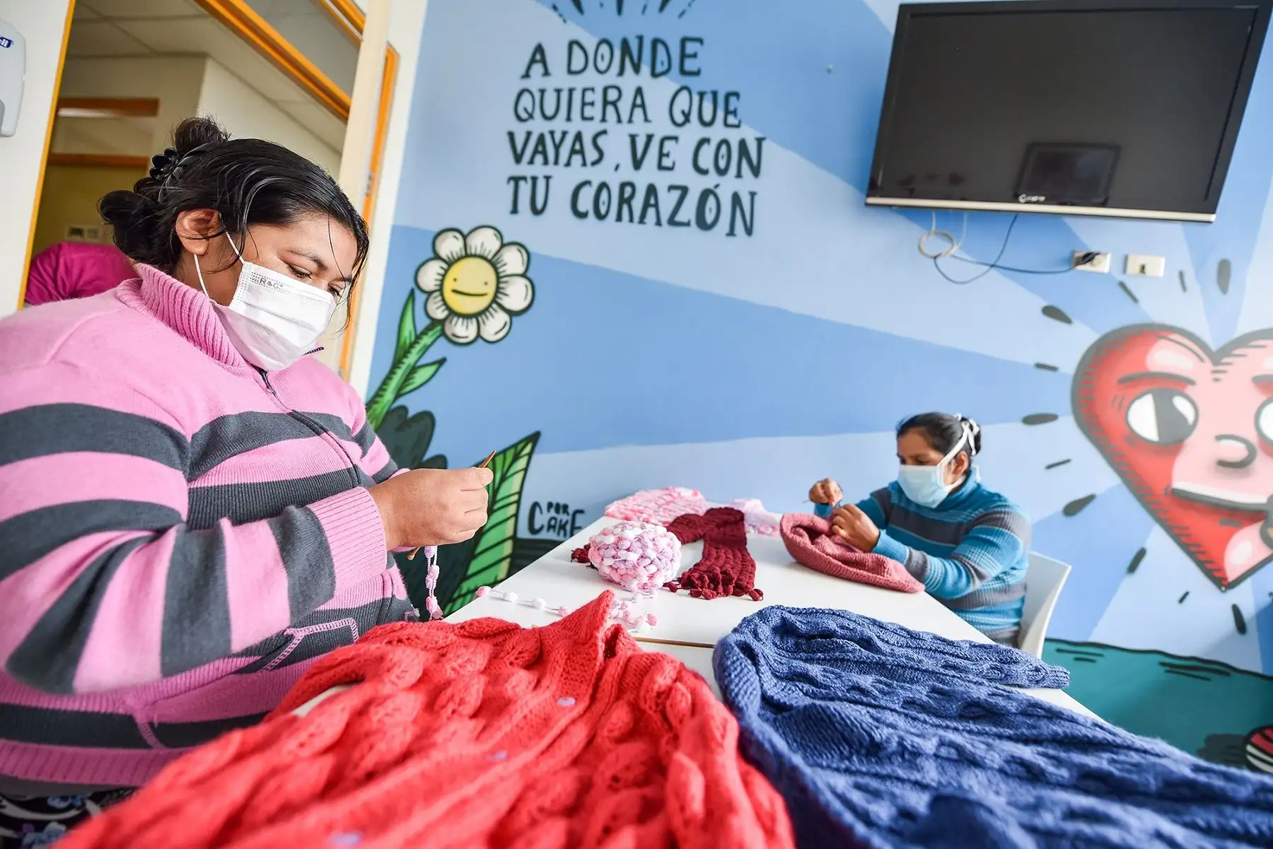 Madres albergadas en el INSN San Borja luchan por sus hijos hospitalizados y crean prendas de lana durante cuarentena