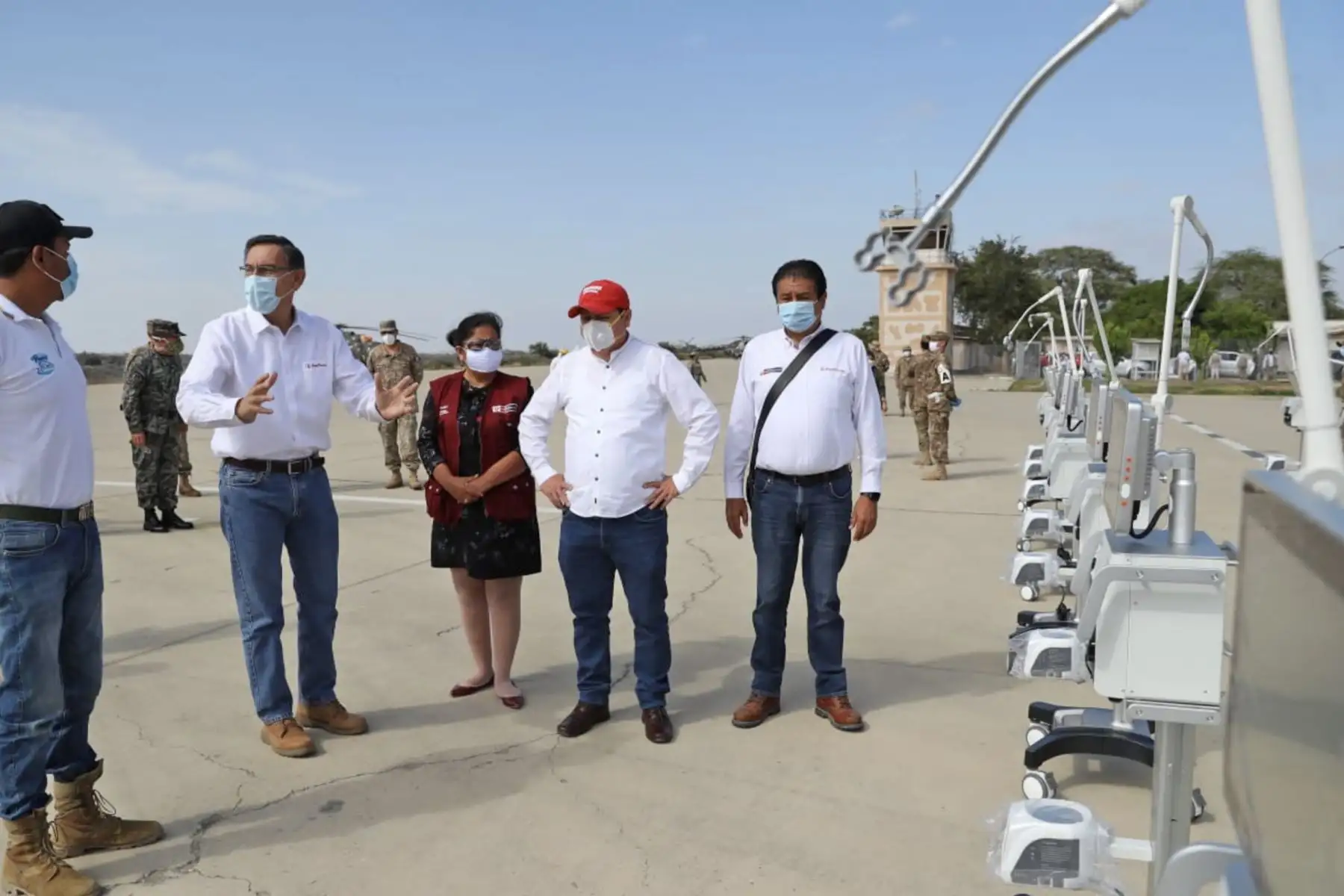 El presidente de la República, Martín Vizcarra, entrega ventiladores mecánicos para pacientes con covid-19 en la región Piura. Foto: ANDINA/ Prensa Presidencia