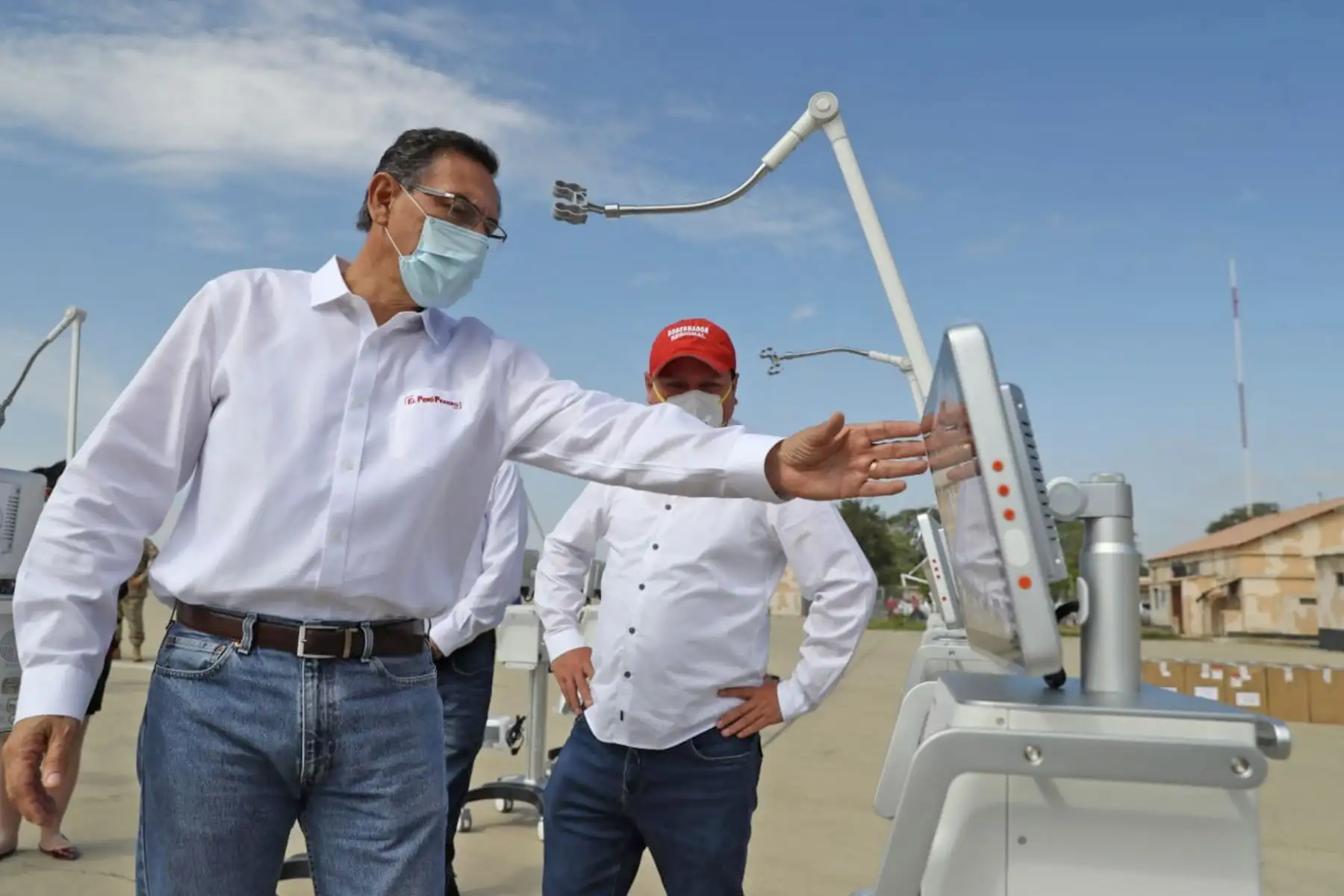 El presidente de la República, Martín Vizcarra, entrega ventiladores mecánicos para pacientes con covid-19 en la región Piura. Foto: ANDINA/ Prensa Presidencia