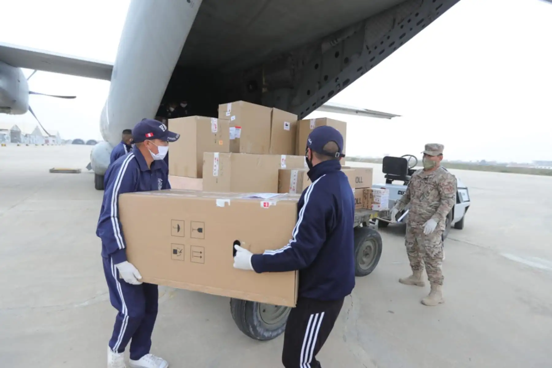 El presidente de la República, Martín Vizcarra, entrega ventiladores mecánicos para pacientes con covid-19 en la región Piura. Foto: ANDINA/ Prensa Presidencia
