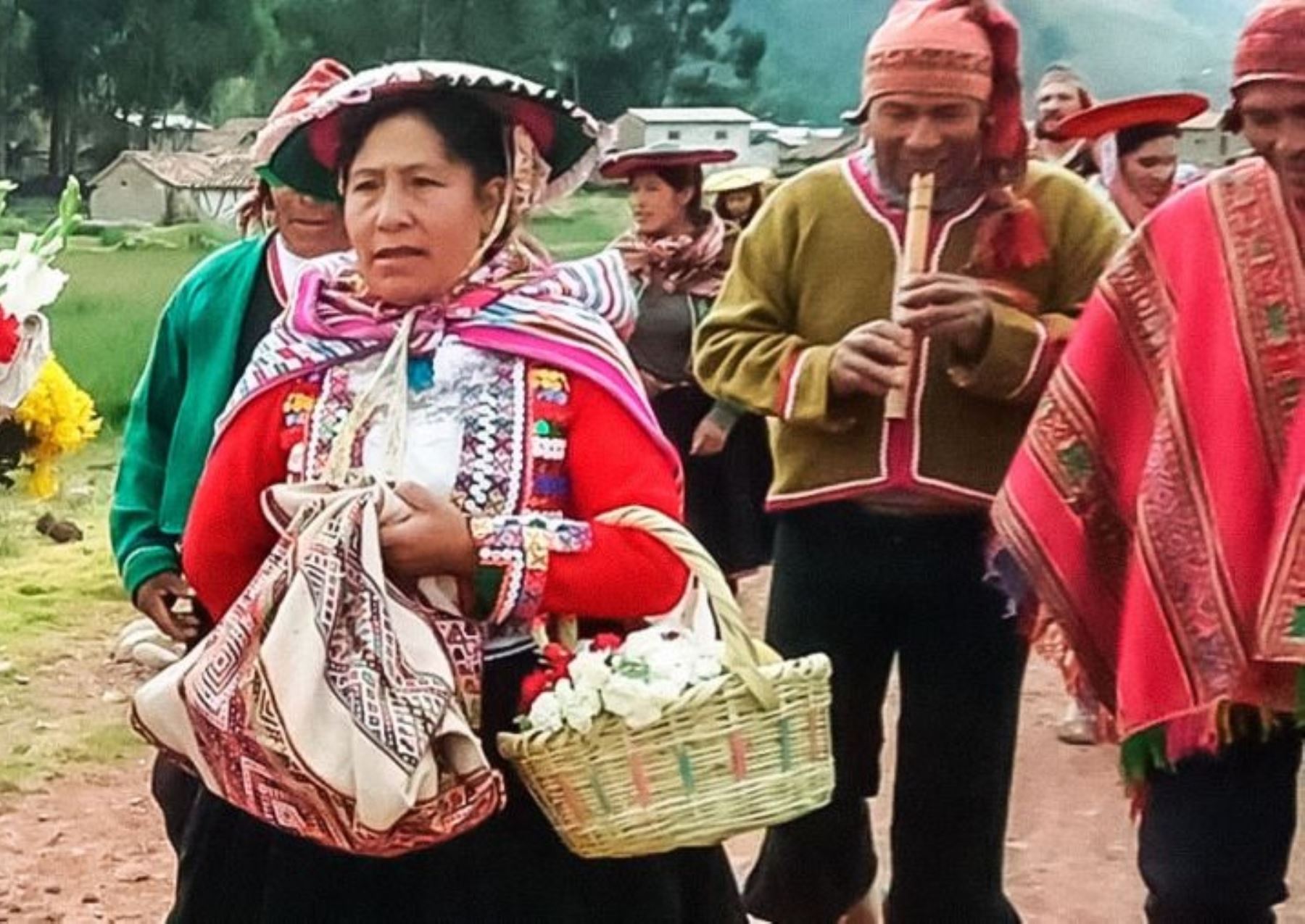 Conoce la ejemplar trayectoria de la maestra Juana Huacoto, quien aprendió el quechua para enseñar en una escuela rural de Cusco.