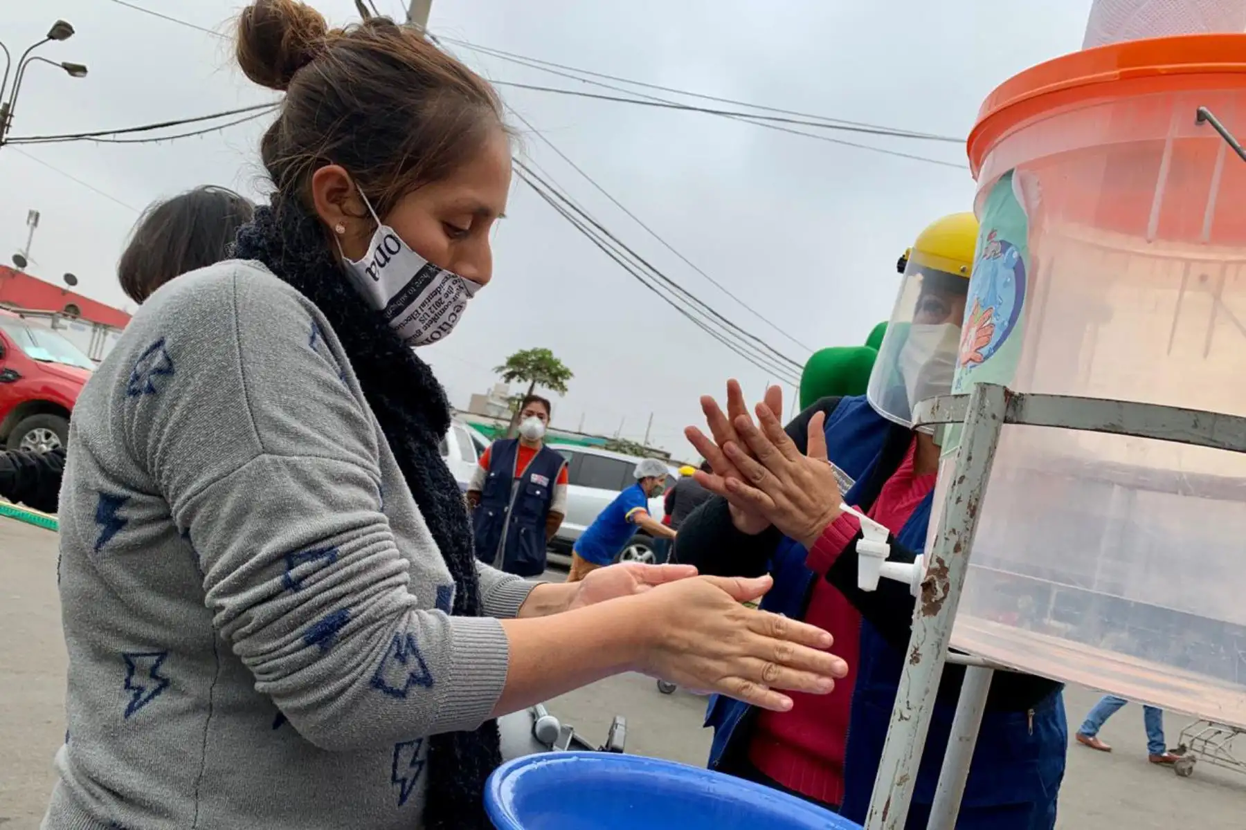 Esta mañana, personal del MINSA brindó orientación y demostración de las medidas para prevenir el covid-19 en el mercado Unicachi, en Comas, donde circulan cerca de 1700 personas diariamente. 

Foto: MINSA