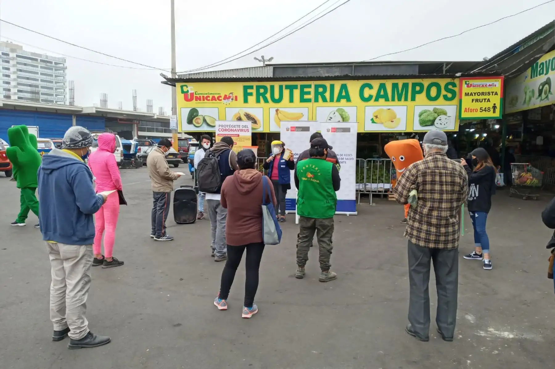Esta mañana, personal del MINSA brindó orientación y demostración de las medidas para prevenir el covid-19 en el mercado Unicachi, en Comas, donde circulan cerca de 1700 personas diariamente. 

Foto: MINSA