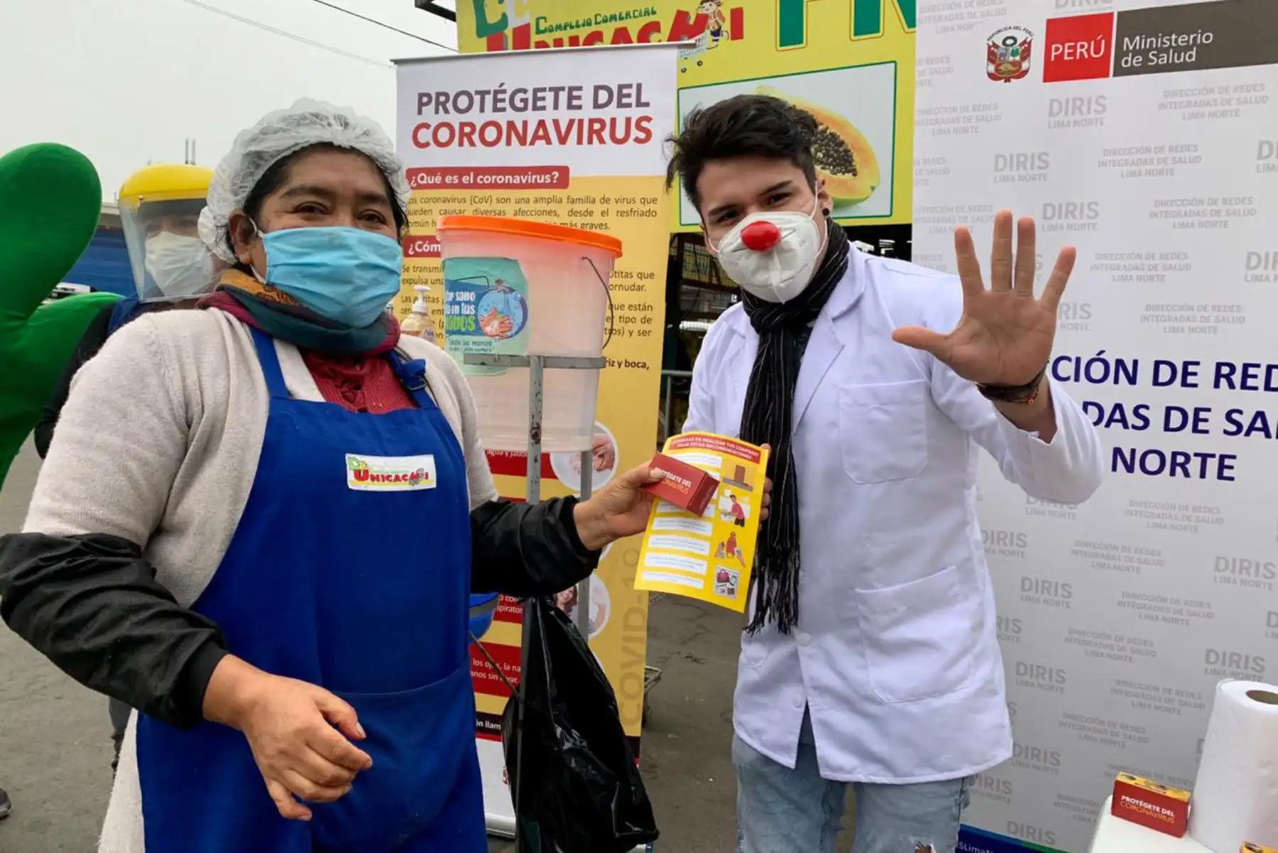 Esta mañana, personal del MINSA brindó orientación y demostración de las medidas para prevenir el covid-19 en el mercado Unicachi, en Comas, donde circulan cerca de 1700 personas diariamente. 

Foto: MINSA