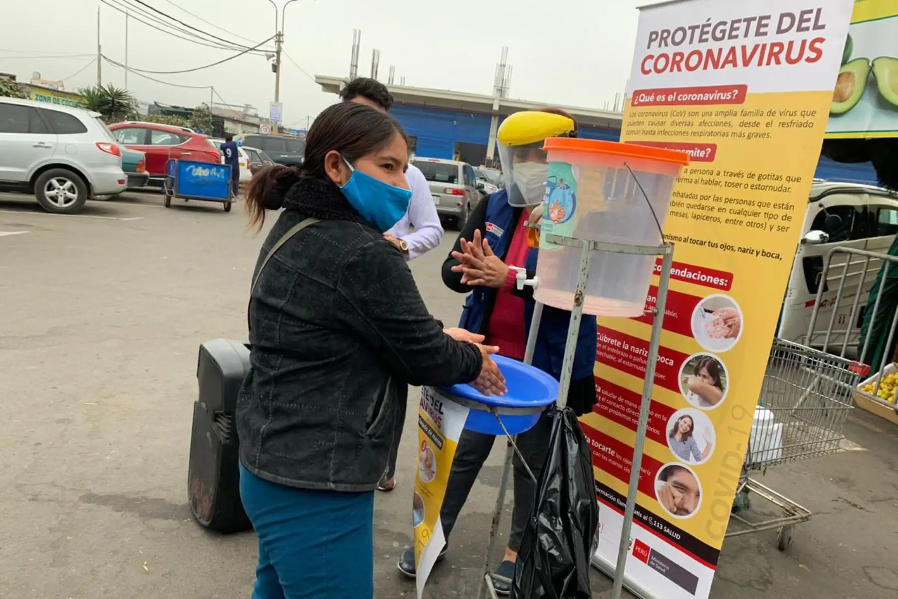 Esta mañana, personal del MINSA brindó orientación y demostración de las medidas para prevenir el covid-19 en el mercado Unicachi, en Comas, donde circulan cerca de 1700 personas diariamente. 

Foto: MINSA