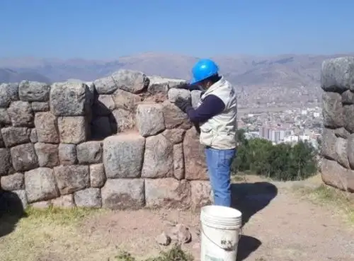 Especialistas de la Dirección de Cultura de Cusco restauran piedras de muro inca que se desprendieron de sitio arqueológico Rumiwasi, ubicado en el distrito de San Sebastián, en Cusco. ANDINA/Difusión