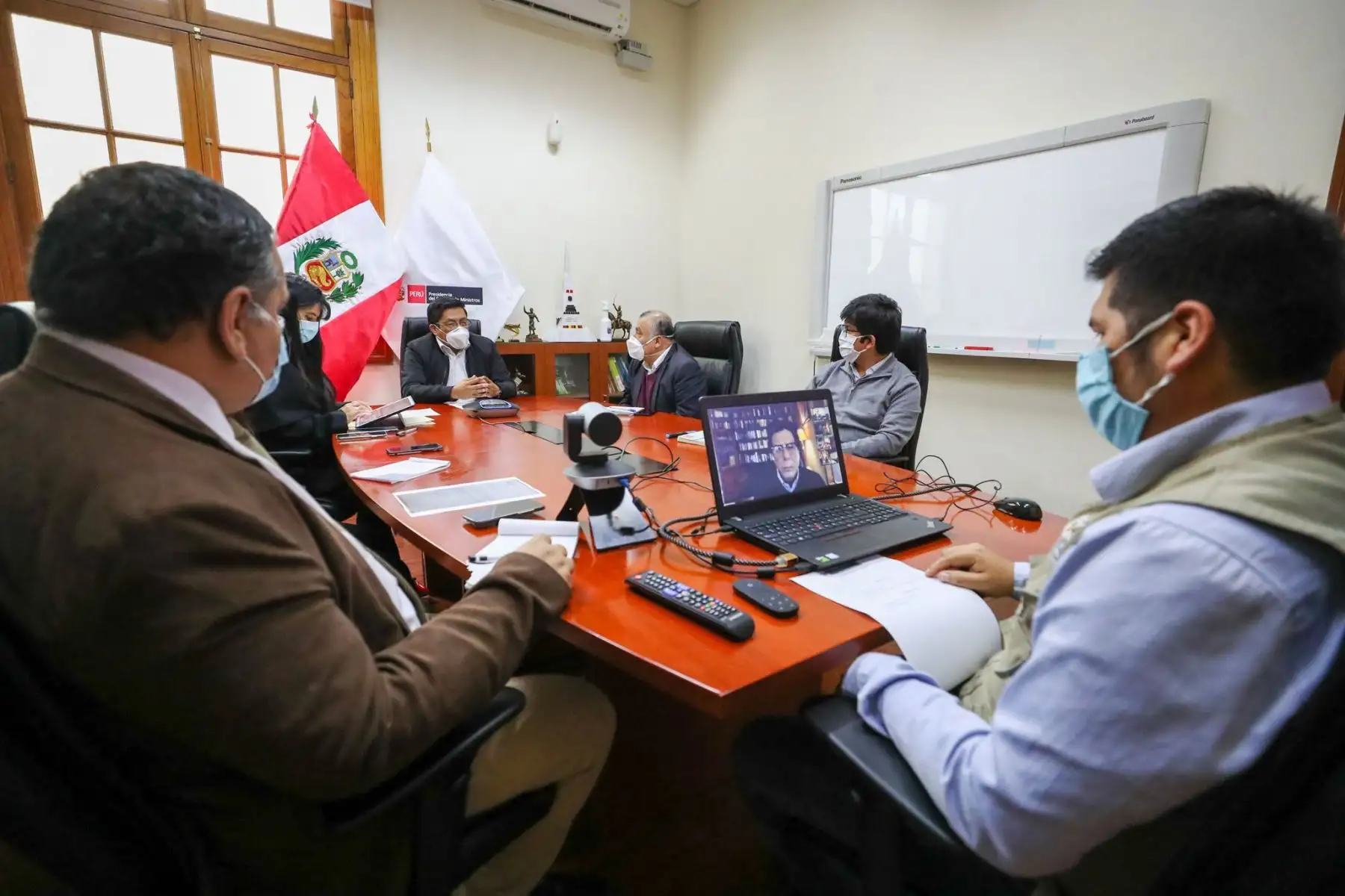 El premier Vicente Zeballos se reunió con representantes de ASBANCS a fin de escuchar la posición y propuestas del gremio bancario ante el covid-19 y reafirmar el compromiso por mantener la fortaleza del sistema financiero.

Foto: PCM