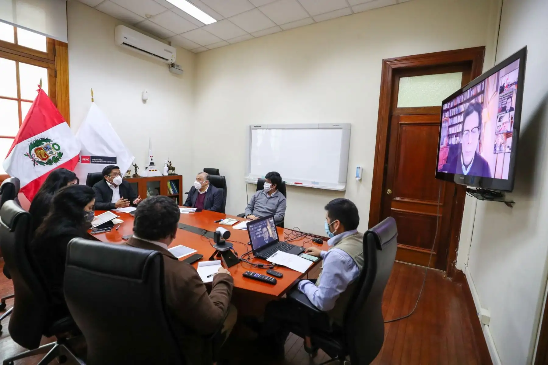 El premier Vicente Zeballos se reunió con representantes de ASBANCS a fin de escuchar la posición y propuestas del gremio bancario ante el covid-19 y reafirmar el compromiso por mantener la fortaleza del sistema financiero.

Foto: PCM