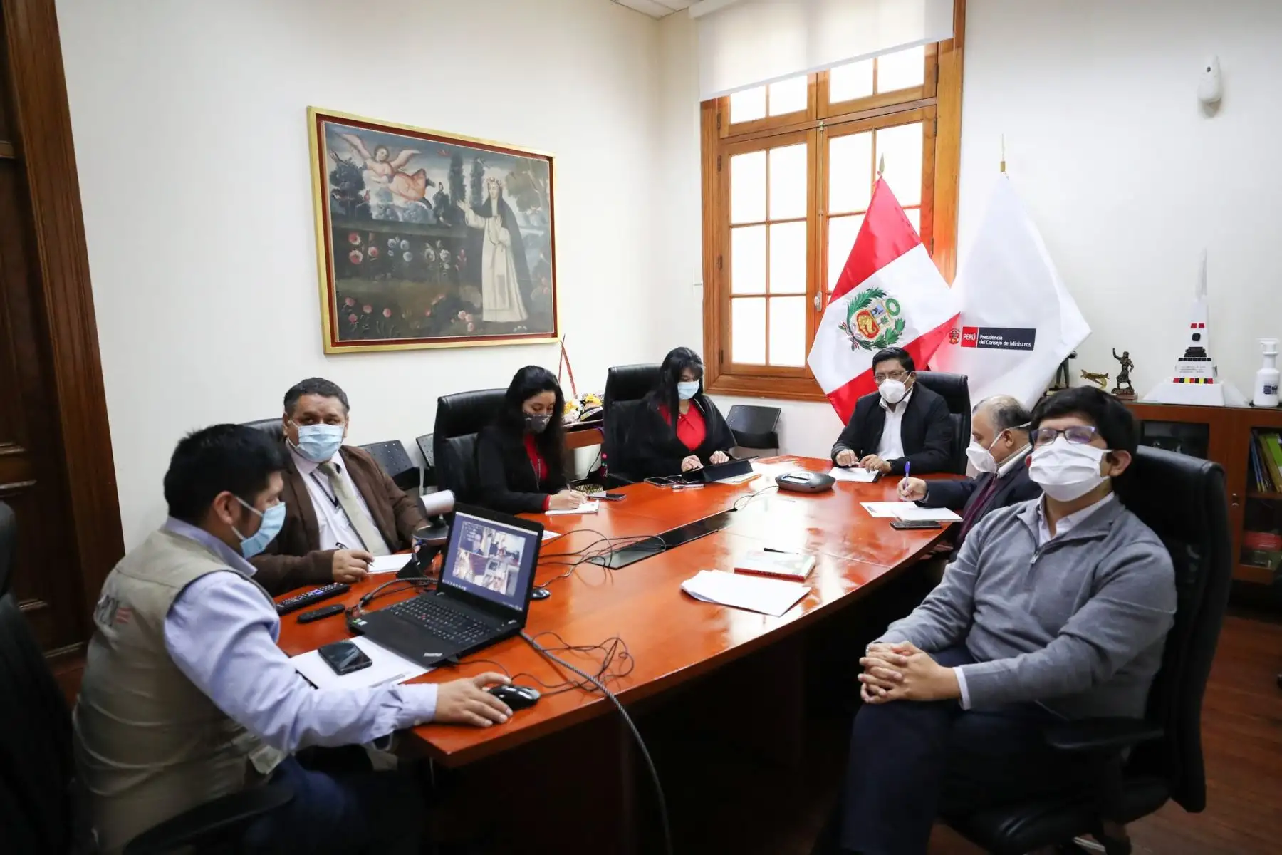 El premier Vicente Zeballos se reunió con representantes de ASBANCS a fin de escuchar la posición y propuestas del gremio bancario ante el covid-19 y reafirmar el compromiso por mantener la fortaleza del sistema financiero.

Foto: PCM