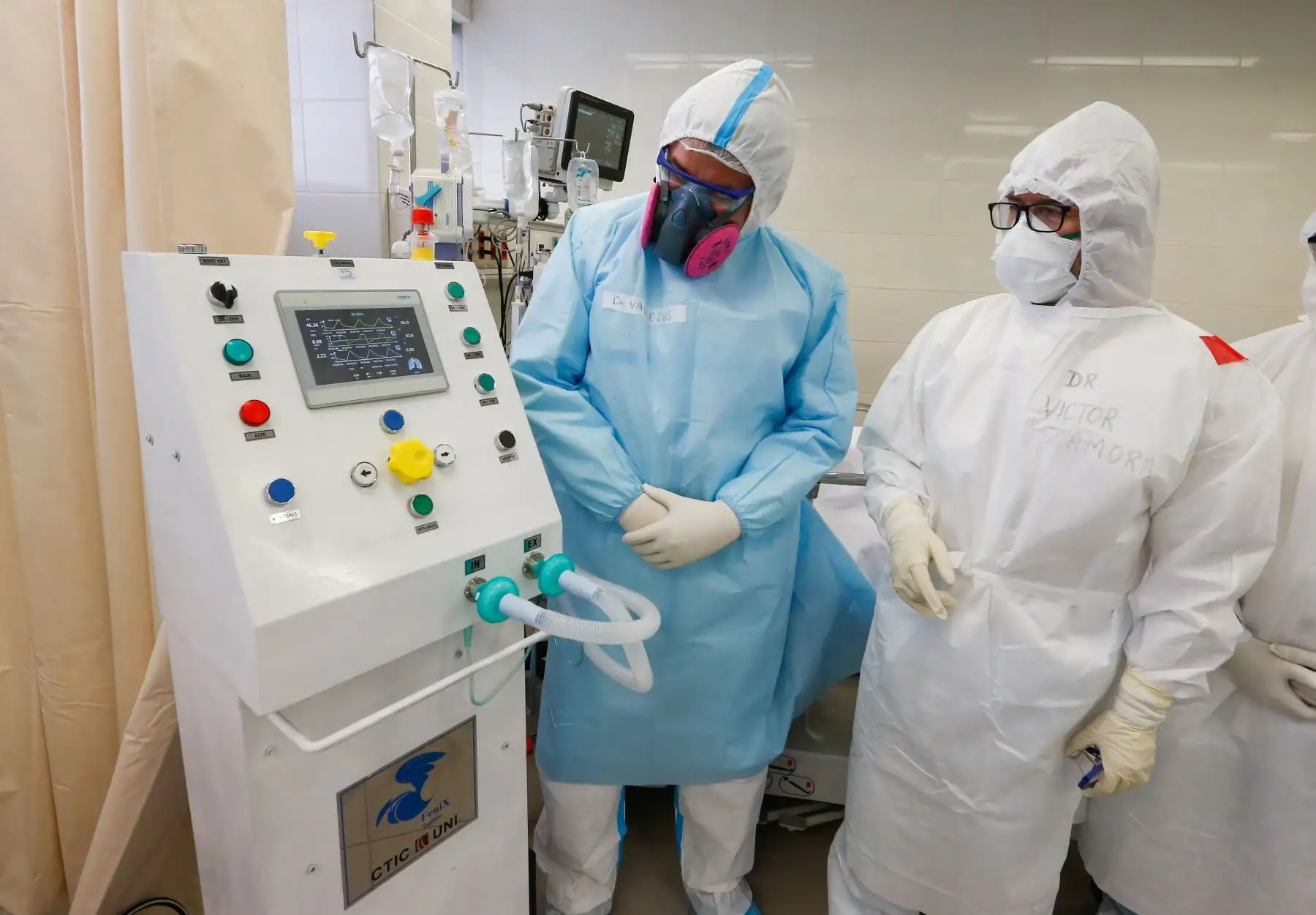 El ventilador mecánico ‘Fénix´ puede ser controlado a través de un celular tipo smartphone que le permite al médicoc monitorear al paciente con covid-19 sin necesidad de exponerse constantemente al contagio. ANDINA/Minsa