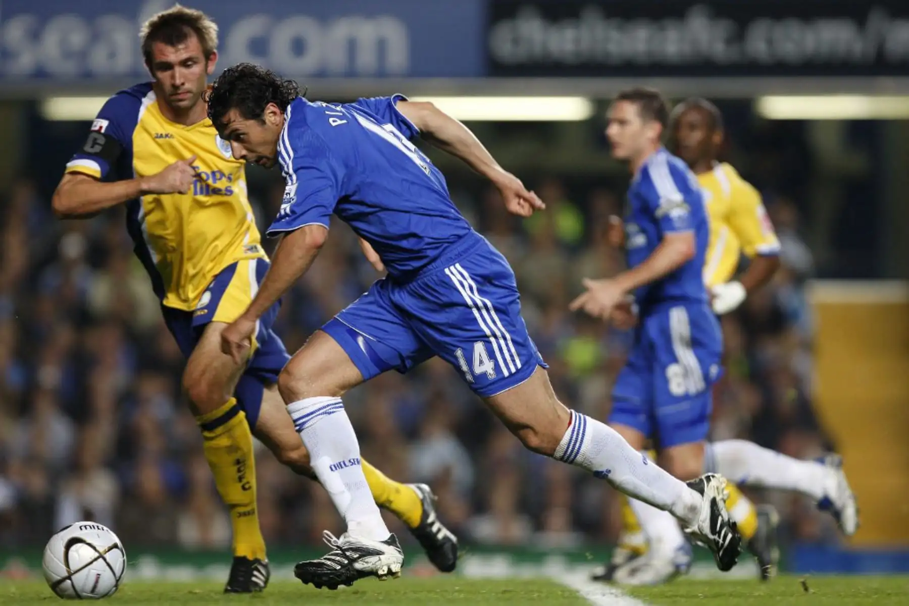 El jugador peruano de Chelsea, Claudio Pizarro , corre en defensa de Leicester City durante el partido de fútbol de la cuarta ronda de la Copa Carling en Stamford Bridge en Londres.
Foto: AFP El jugador peruano de Chelsea, Claudio Pizarro , corre en defensa de Leicester City durante el partido de fútbol de la cuarta ronda de la Copa Carling en Stamford Bridge en Londres.
Foto: AFP