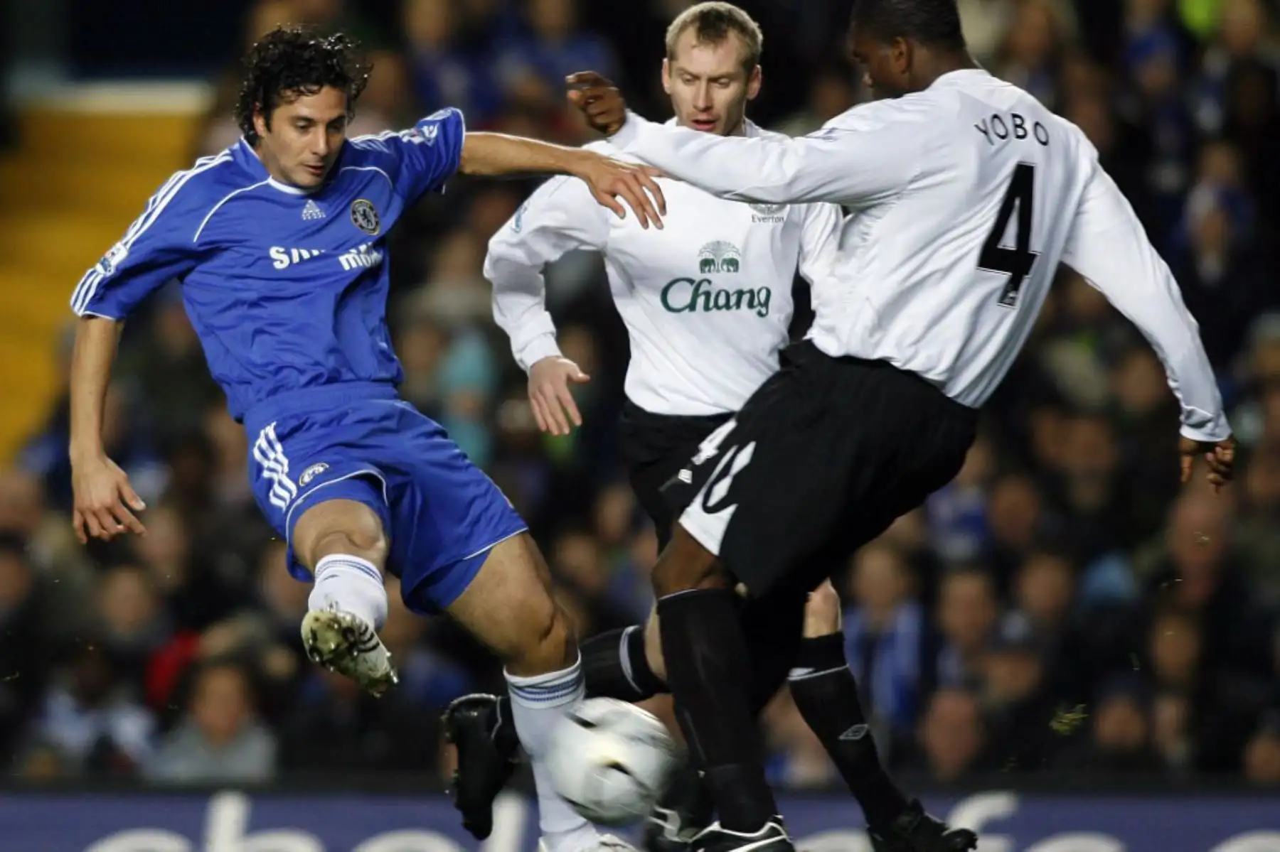 Claudio Pizarro  del Chelsea compite con Joseph Yobo del Everton durante su partido de ida en la semifinal de la Carling Cup en Stamford Bridge en Londres.
Foto: AFP