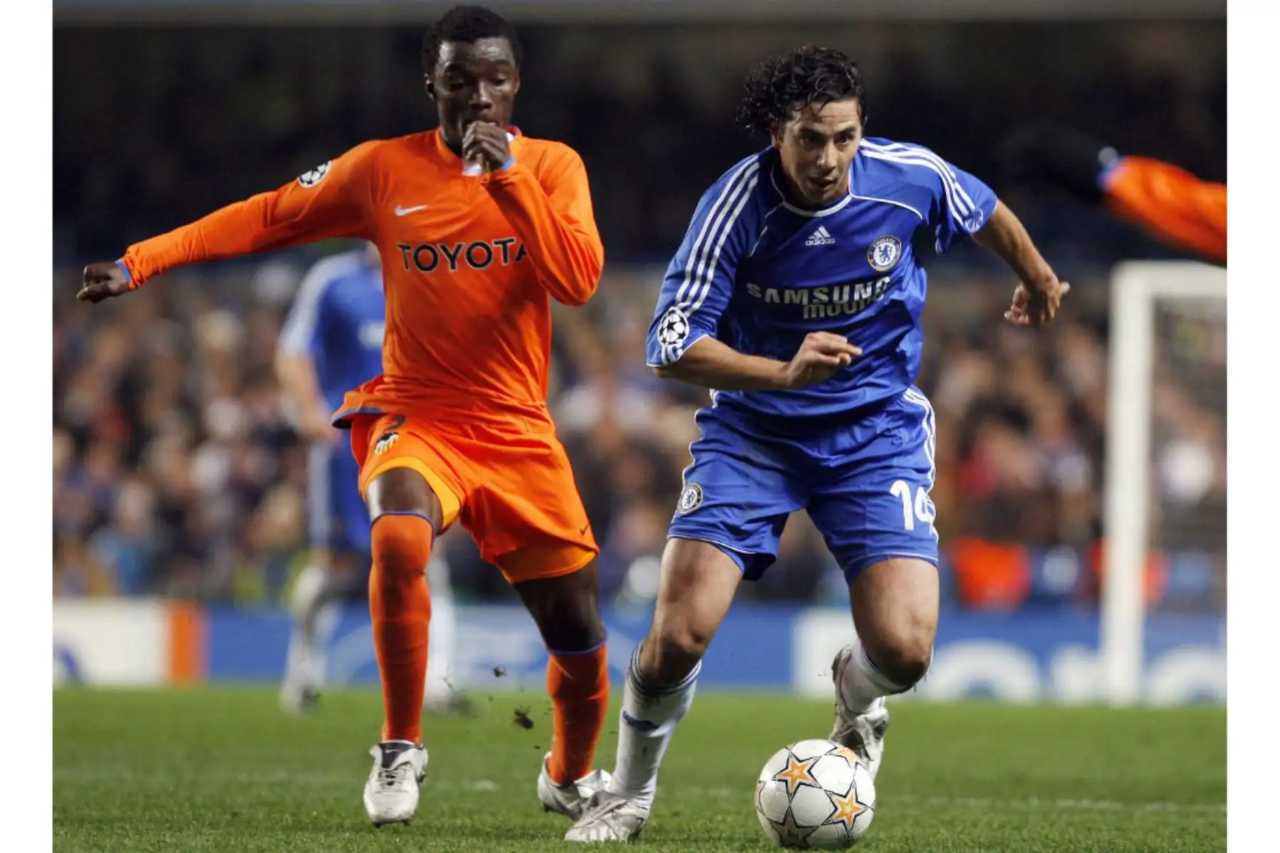 Claudio Pizarro del  Chelsea compite por el balón contra Sunny de Valencia durante el partido del Grupo B de la Liga de Campeones en Stamford Bridge en Londres.
Foto: AFP Claudio Pizarro del  Chelsea compite por el balón contra Sunny de Valencia durante el partido del Grupo B de la Liga de Campeones en Stamford Bridge en Londres.
Foto: AFP
