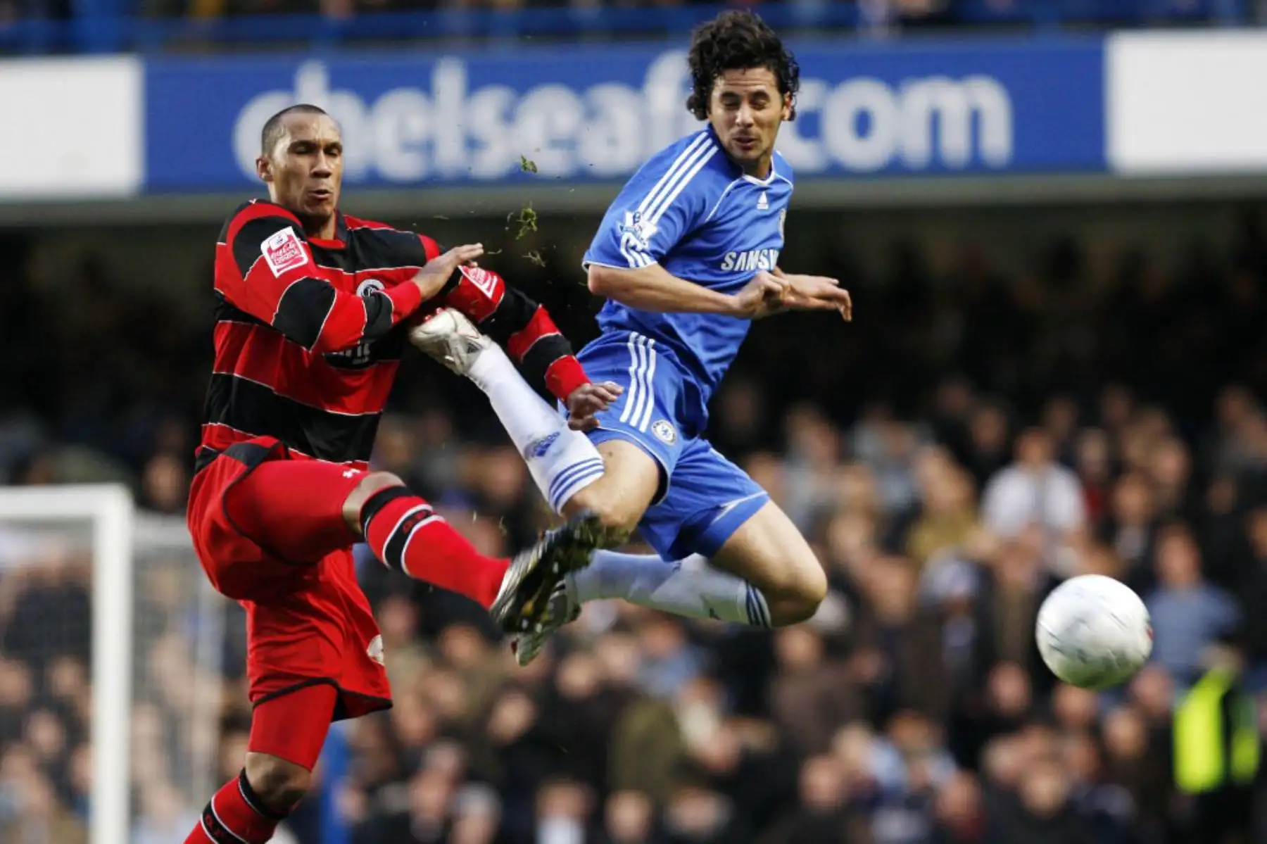 El peruano Claudio Pizarro del Chelsea intenta tirar la pelota bajo un desafío de Fitz Hall  de Queens Park Rangers durante el partido de fútbol de la tercera ronda de la Copa FA en Stamford Bridge en Londres.
Foto: AFP El peruano Claudio Pizarro del Chelsea intenta tirar la pelota bajo un desafío de Fitz Hall  de Queens Park Rangers durante el partido de fútbol de la tercera ronda de la Copa FA en Stamford Bridge en Londres.
Foto: AFP