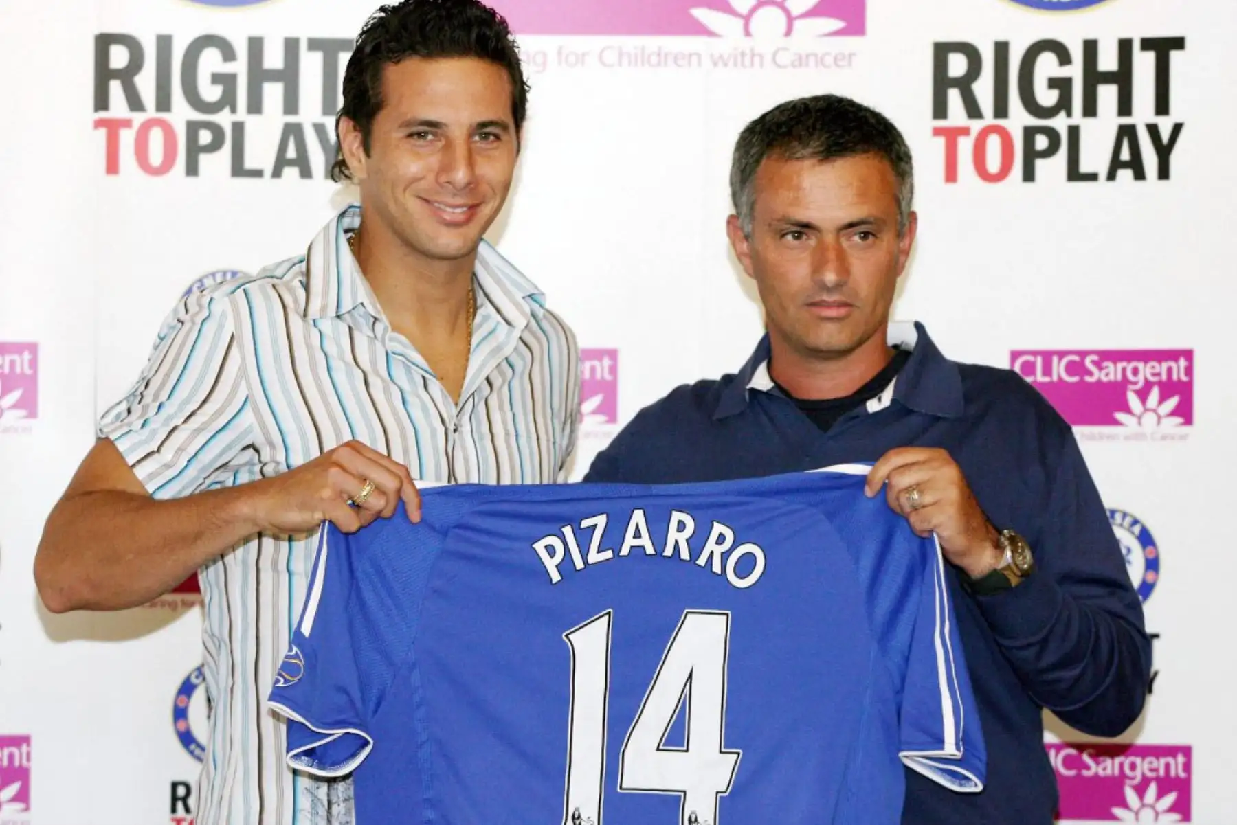 El delantero peruano Claudio Pizarro  y el técnico del Chelsea portugués José Mourinho posando durante una conferencia de prensa en el complejo de entrenamiento del club en Cobham, Surrey, sur de Inglaterra. 
Foto: AFP El delantero peruano Claudio Pizarro  y el técnico del Chelsea portugués José Mourinho posando durante una conferencia de prensa en el complejo de entrenamiento del club en Cobham, Surrey, sur de Inglaterra. 
Foto: AFP