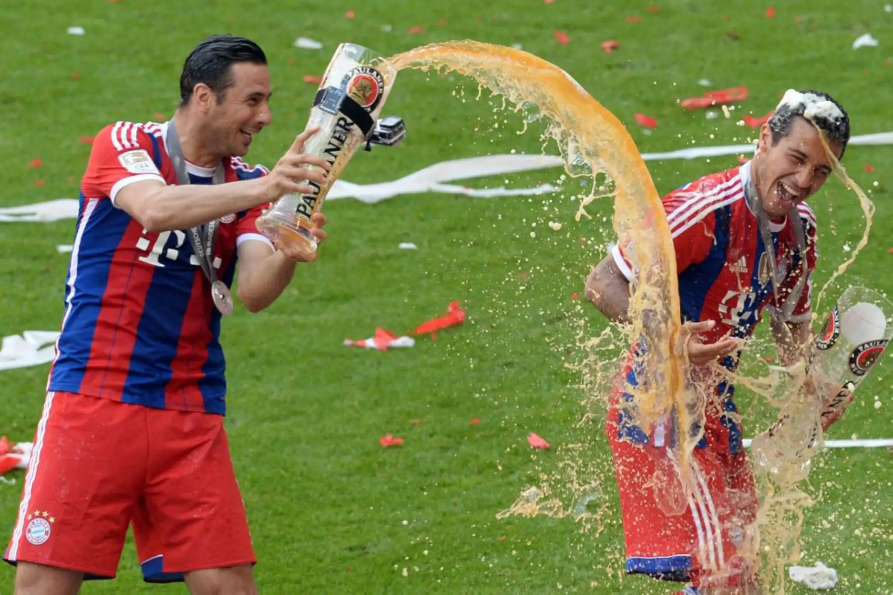 El centrocampista español del Bayern Múnich Thiago Alcántara  recibe una ducha de cerveza del delantero peruano del Bayern Múnich Claudio Pizarro después del partido de fútbol de la primera división alemana de la Bundesliga FC Bayern Múnich vs VFB Stuttgart en Múnich, sur de Alemania.
Foto: AFP El centrocampista español del Bayern Múnich Thiago Alcántara  recibe una ducha de cerveza del delantero peruano del Bayern Múnich Claudio Pizarro después del partido de fútbol de la primera división alemana de la Bundesliga FC Bayern Múnich vs VFB Stuttgart en Múnich, sur de Alemania.
Foto: AFP