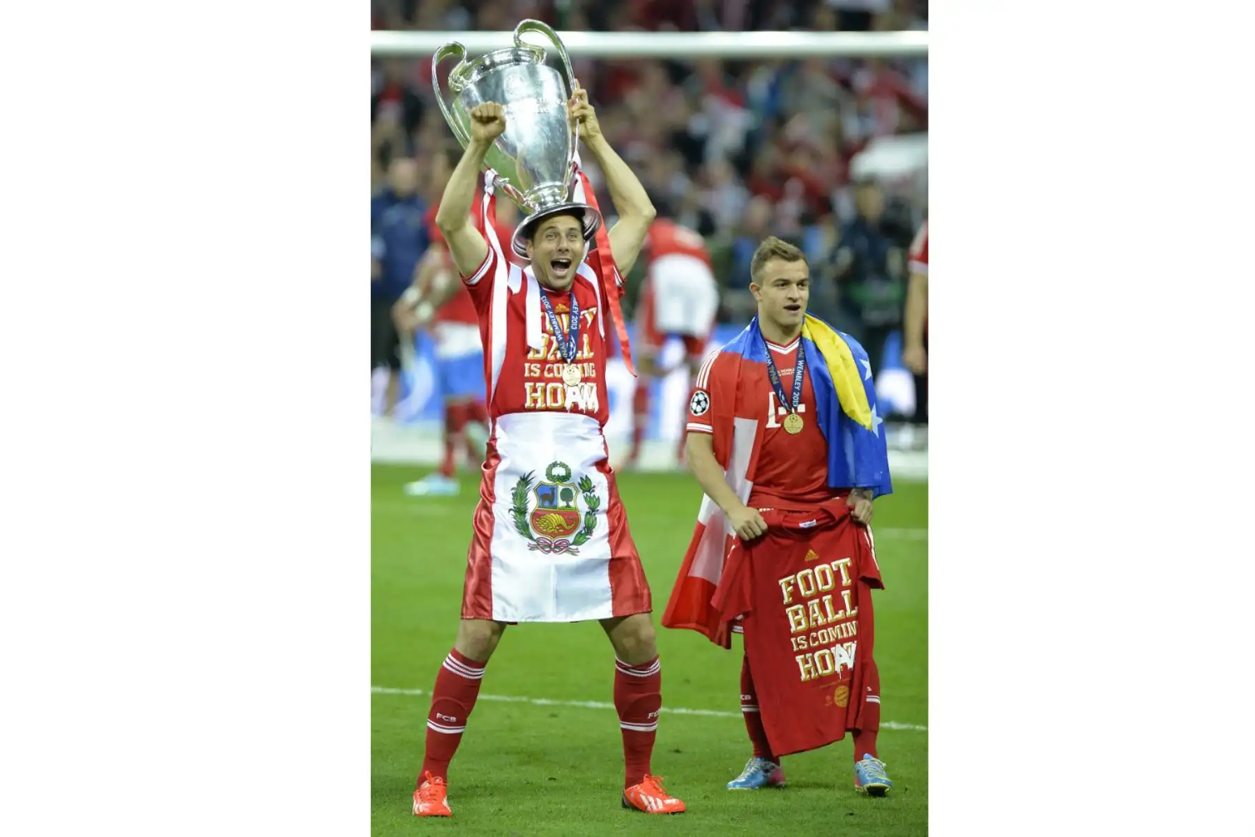El delantero peruano del Bayern Munich Claudio Pizarro  celebra con el trofeo en el campo después de su victoria en el partido de fútbol final de la UEFA Champions League entre el Borussia Dortmund y el Bayern Munich en el estadio de Wembley en Londres.
Foto: AFP