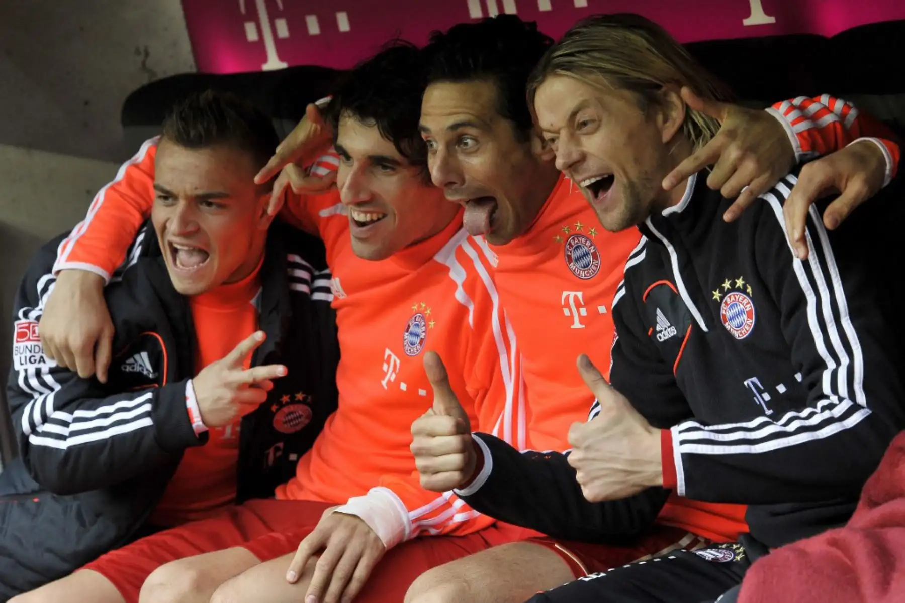 El centrocampista suizo del Bayern Múnich Xherdna Shaqiri, el centrocampista español del Bayern Múnich Javi Martínez, el delantero peruano del Bayern Múnich Claudio Pizarro y el mediocampista ucraniano del Bayern Múnich Anatoliy Tymoshchuk se ríen en el banquillo durante el partido de fútbol de la primera división alemana FC Bayern Múnich vs Fortuna Dusseldorf en la ciudad de Múnich, en el sur de Alemania.
Foto: AFP El centrocampista suizo del Bayern Múnich Xherdna Shaqiri, el centrocampista español del Bayern Múnich Javi Martínez, el delantero peruano del Bayern Múnich Claudio Pizarro y el mediocampista ucraniano del Bayern Múnich Anatoliy Tymoshchuk se ríen en el banquillo durante el partido de fútbol de la primera división alemana FC Bayern Múnich vs Fortuna Dusseldorf en la ciudad de Múnich, en el sur de Alemania.
Foto: AFP