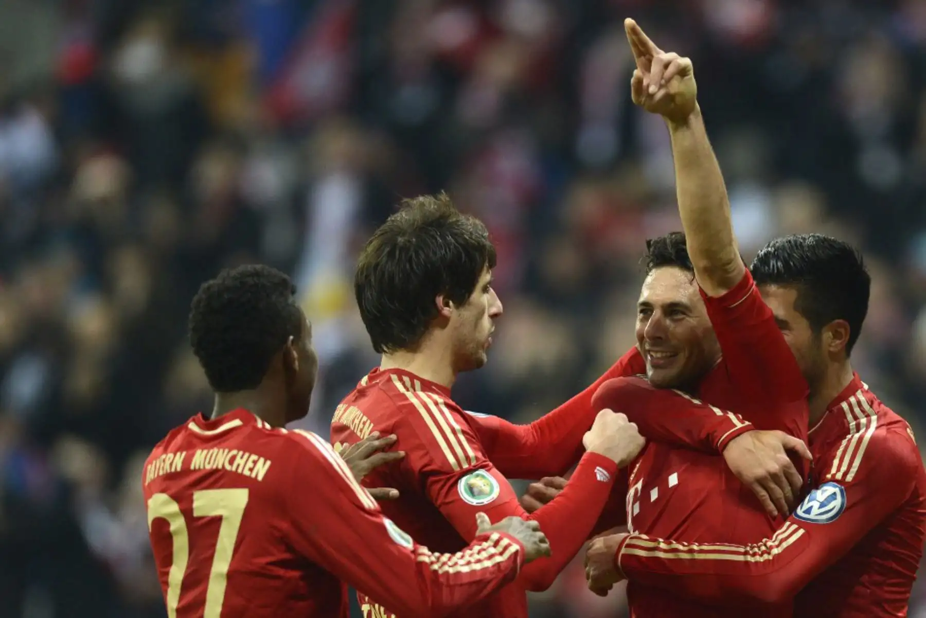 El delantero Claudio Pizarro y el centrocampista del Bayern Múnich, Emre pueden celebrar después del tercer gol para Múnich durante el partido de segunda ronda de la Copa de fútbol alemana entre el FC Bayern Múnich y el FC Kaiserslautern en Múnich, sur de Alemania.
Foto: AFP El delantero Claudio Pizarro y el centrocampista del Bayern Múnich, Emre pueden celebrar después del tercer gol para Múnich durante el partido de segunda ronda de la Copa de fútbol alemana entre el FC Bayern Múnich y el FC Kaiserslautern en Múnich, sur de Alemania.
Foto: AFP