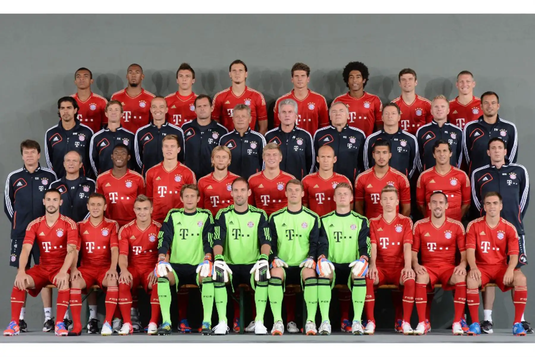 Alaba, el defensor Holger Badstuber, el mediocampista ucraniano Anatoliy Tymoshchuk, el mediocampista Toni Kroos, el mediocampista holandés Arjen Robben, el mediocampista turco Emre Can, el delantero peruano Claudio Pizarro, el analista de video Michael Niemeyer. (Tercera fila LR) entrenador físico boliviano Marcelo Martins, entrenador físico Andreas Kornmayer, entrenador físico Thomas Wilhelmi, entrenador de porteros Toni Tapalovic, entrenador asistente Peter Hermann, entrenador en jefe Jupp Heynckes, entr Alaba, el defensor Holger Badstuber, el mediocampista ucraniano Anatoliy Tymoshchuk, el mediocampista Toni Kroos, el mediocampista holandés Arjen Robben, el mediocampista turco Emre Can, el delantero peruano Claudio Pizarro, el analista de video Michael Niemeyer. (Tercera fila LR) entrenador físico boliviano Marcelo Martins, entrenador físico Andreas Kornmayer, entrenador físico Thomas Wilhelmi, entrenador de porteros Toni Tapalovic, entrenador asistente Peter Hermann, entrenador en jefe Jupp Heynckes, entr