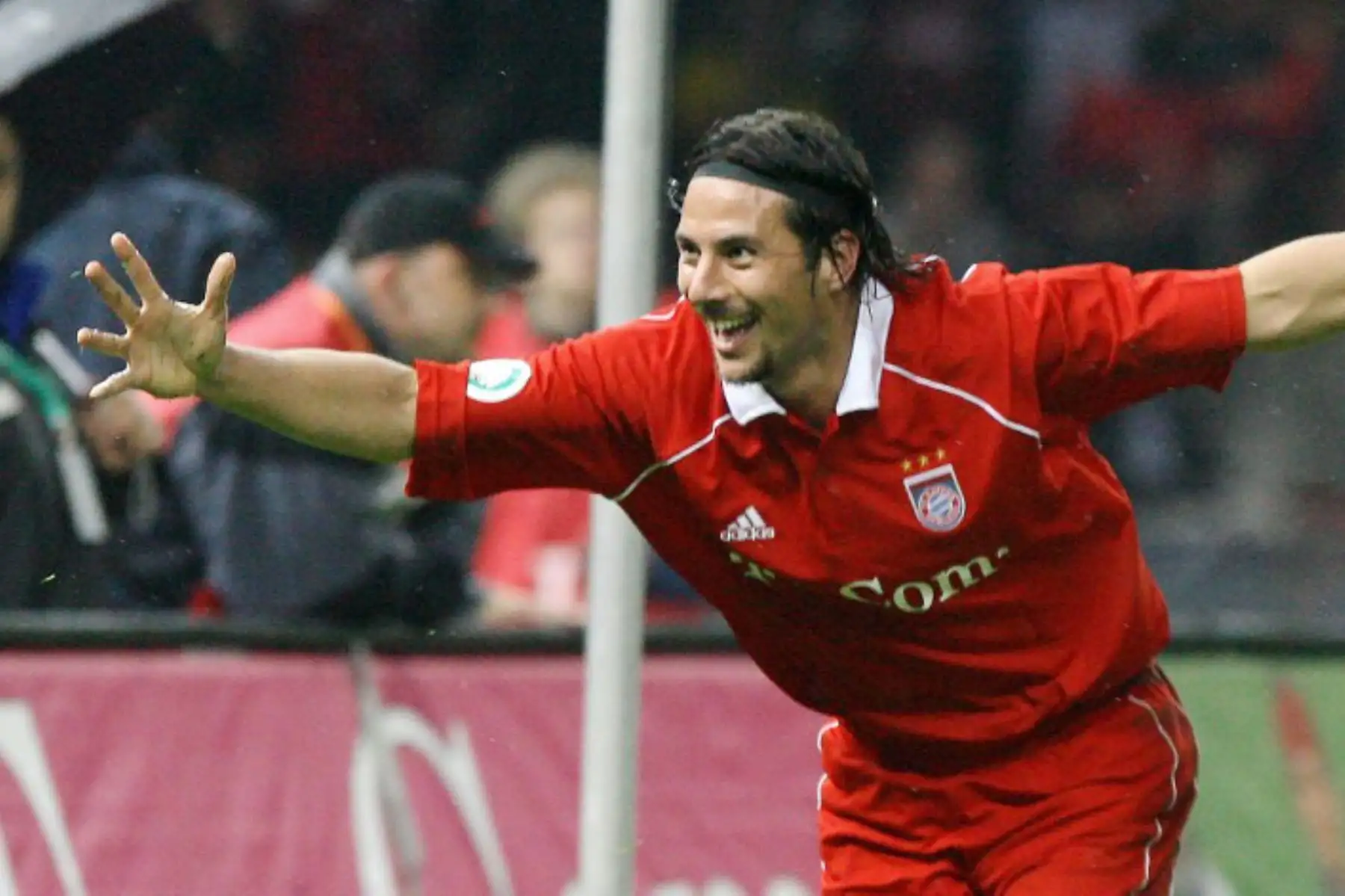 El delantero peruano del Bayern Múnich, Claudio Pizarro, celebra tras anotar contra el Eintracht Frankfurt durante la final de la Copa de Alemania en el Olympiastadion de Berlín el 29 de abril de 2006. Munich ganó el partido 1-0. 
Foto: AFP