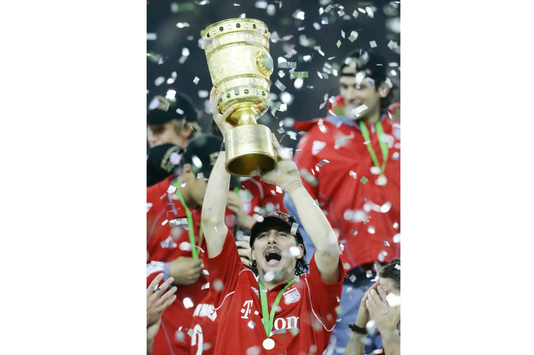 El delantero peruano del Bayern Munich, Claudio Pizarro, celebra con el trofeo después de ganar el partido final de la Copa de Alemania contra Frankfurt el 29 de abril de 2006 en el estadio olímpico de Berlín. Munich ganó el partido 1-0. 
Foto: AFP