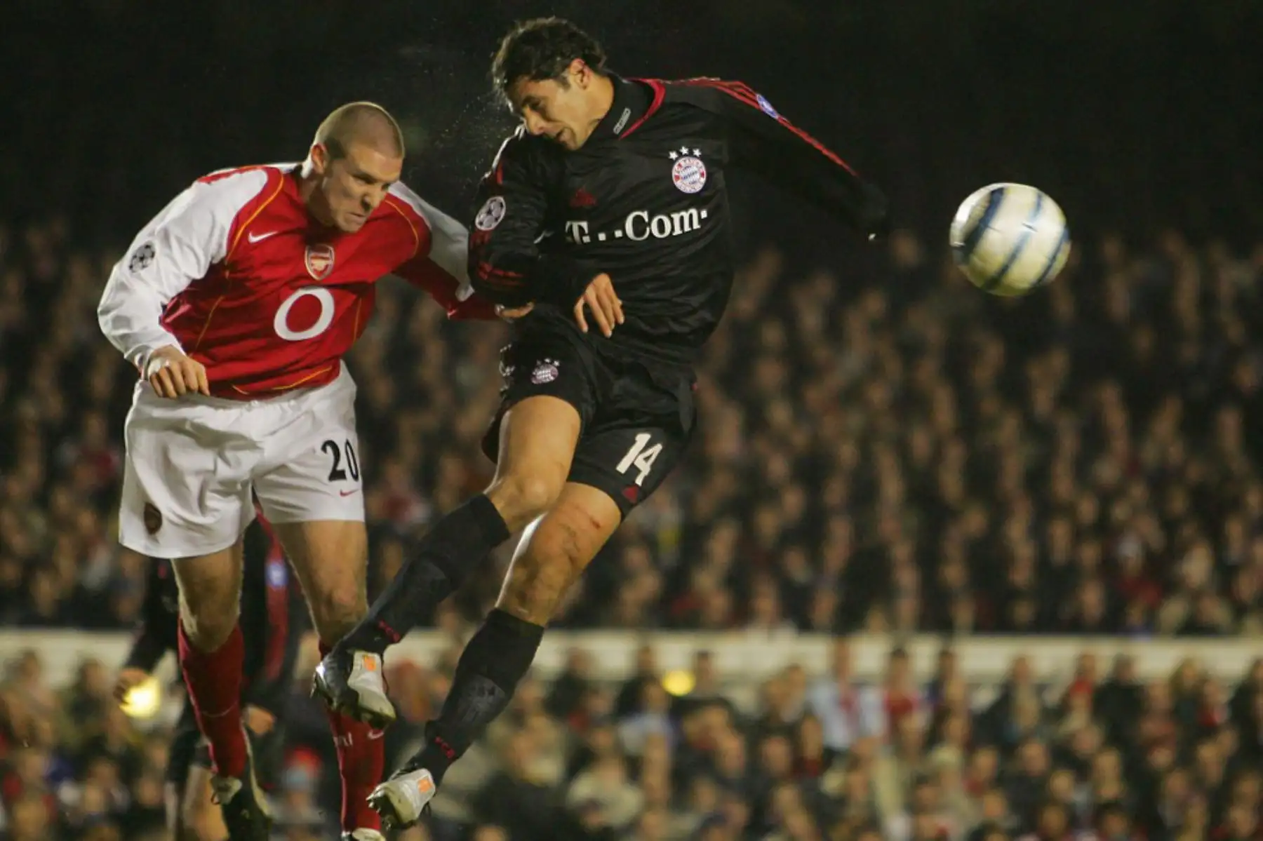 Philippe Senderos  del Arsenal aleja el balón del Claudio Pizarro del Bayern de Múnich durante su partido de fútbol de la Liga de Campeones en Highbury en Londres.
Foto: AFP Philippe Senderos  del Arsenal aleja el balón del Claudio Pizarro del Bayern de Múnich durante su partido de fútbol de la Liga de Campeones en Highbury en Londres.
Foto: AFP