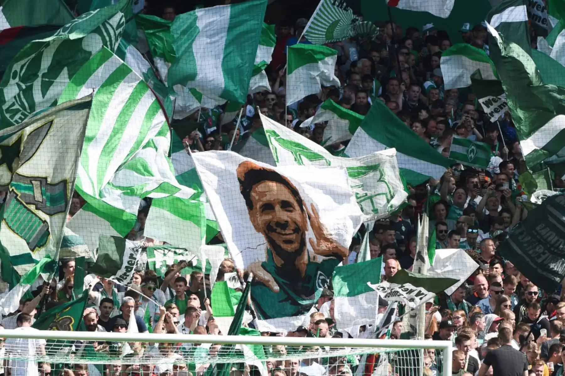 Los partidarios de Bremen ondean una bandera con una imagen del delantero peruano de Bremen Claudio Pizarro durante el partido de fútbol de la Bundesliga de la primera división alemana entre Werder Bremen y RB Leipzig en Bremen, Alemania occidental.
Foto: AFP Los partidarios de Bremen ondean una bandera con una imagen del delantero peruano de Bremen Claudio Pizarro durante el partido de fútbol de la Bundesliga de la primera división alemana entre Werder Bremen y RB Leipzig en Bremen, Alemania occidental.
Foto: AFP