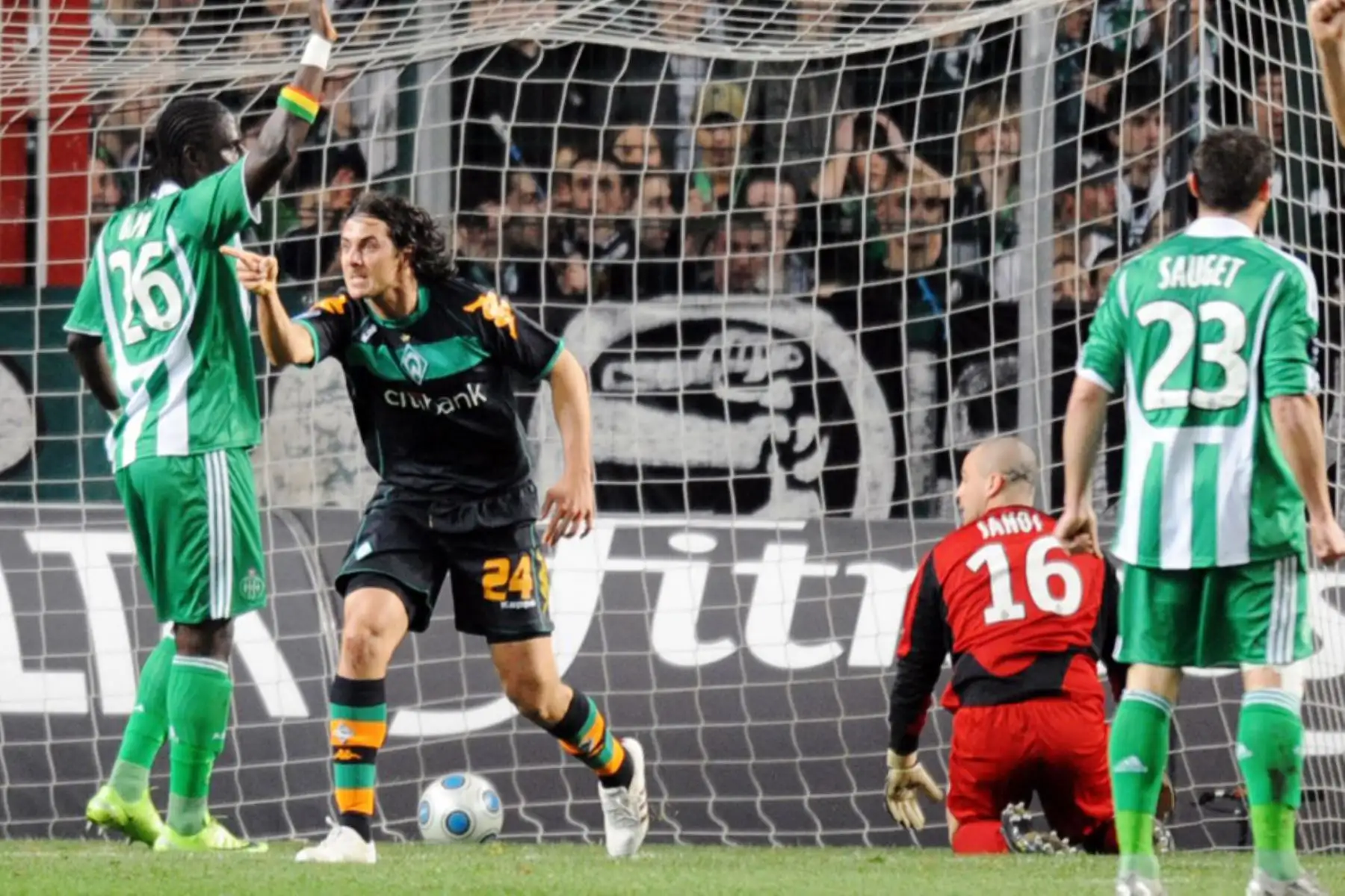 El delantero del Werder Bremen, Claudio Miguel Pizarro celebra tras marcar un gol durante el partido de fútbol de la Copa de la UEFA Saint-Etienne contra el Werder Bremen.
Foto: AFP El delantero del Werder Bremen, Claudio Miguel Pizarro celebra tras marcar un gol durante el partido de fútbol de la Copa de la UEFA Saint-Etienne contra el Werder Bremen.
Foto: AFP