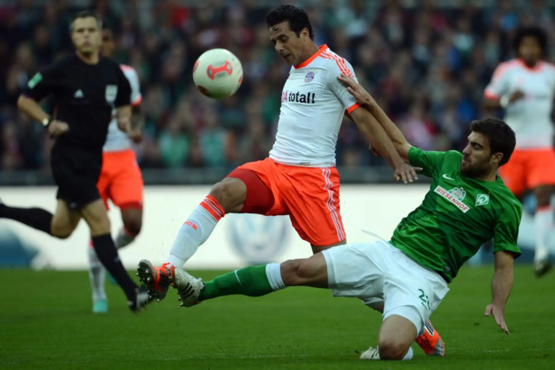 El defensor griego de Bremen Sokratis Papastathopoulos  y el delantero peruano del Bayern Munich Claudio Pizarro compiten por el balón durante el partido de fútbol de la Bundesliga de la primera división alemana SV Werder Bremen vs FC Bayern Munich en Bremen, norte de Alemania.
Foto: AFP El defensor griego de Bremen Sokratis Papastathopoulos  y el delantero peruano del Bayern Munich Claudio Pizarro compiten por el balón durante el partido de fútbol de la Bundesliga de la primera división alemana SV Werder Bremen vs FC Bayern Munich en Bremen, norte de Alemania.
Foto: AFP