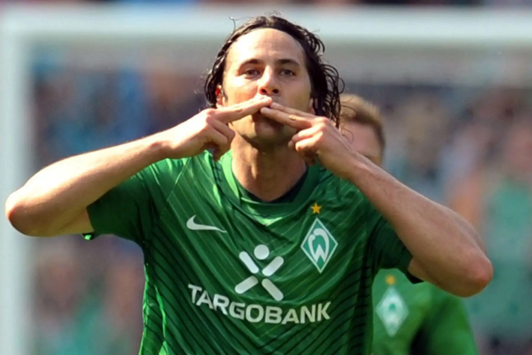 El delantero peruano de Werder Bremen, Claudio Pizarro, celebra después de anotar el 2-1 durante el partido de fútbol de la primera división alemana de la Bundesliga Werder Bremen vs. SC Freiburg en la ciudad alemana del norte de Bremen.
Foto: AFP