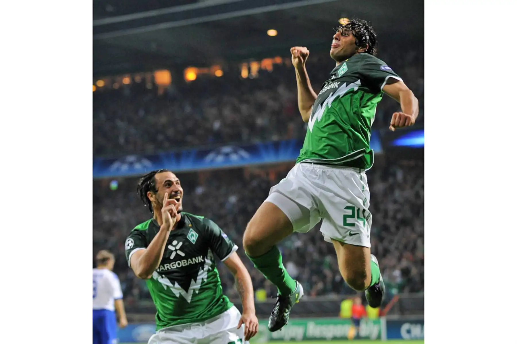 El delantero peruano de Bremen Claudio Pizarro celebra con su compañero de equipo el delantero portugués Hugo Almeida después de anotar el 3-0 durante el partido de clasificación de la Liga de Campeones de Werder Bremen (Alemania) contra Sampdoria Genua (Italia).
Foto: AFP