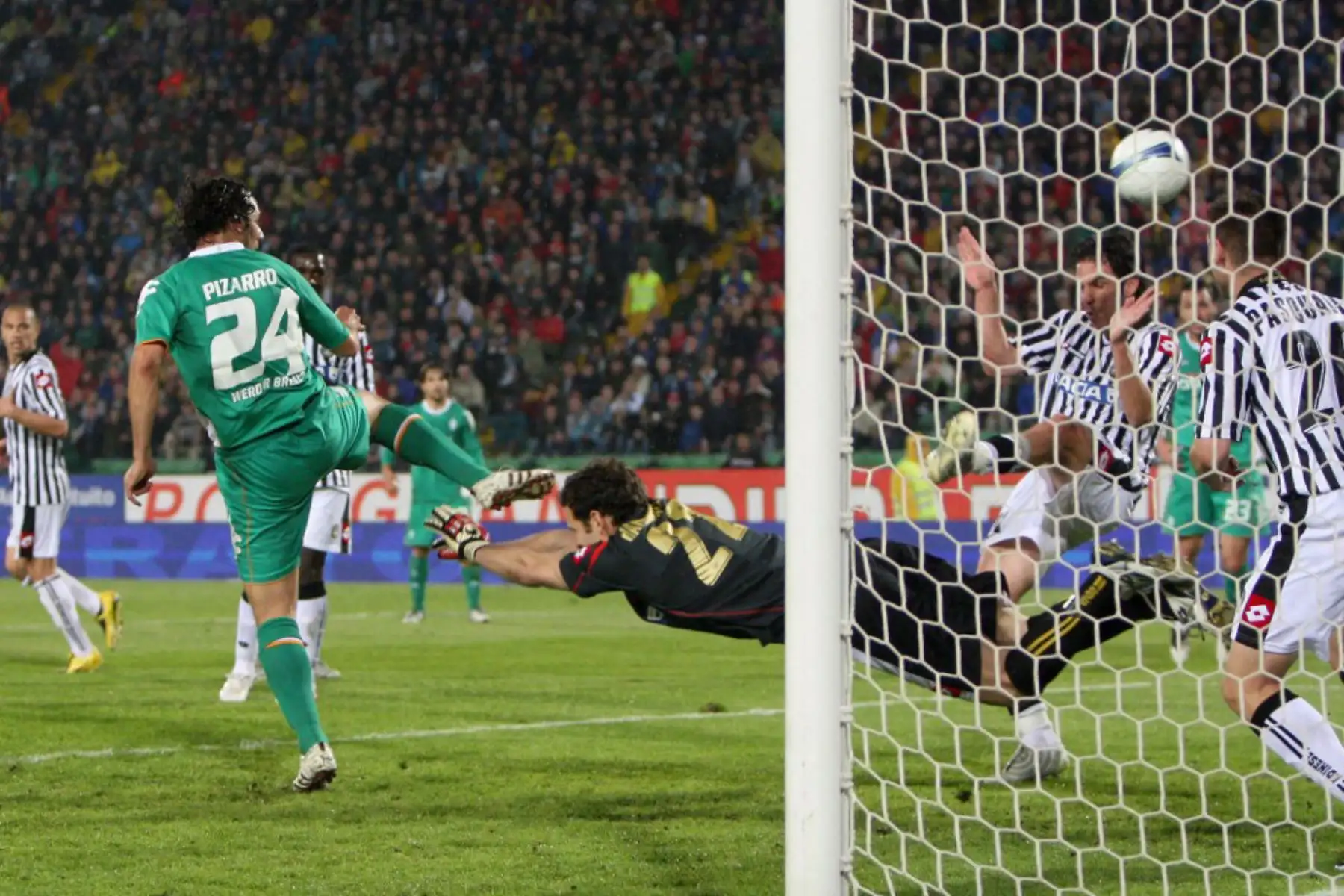 Claudio Pizzaro  del Werder Bremen anota contra el Udinese durante su partido de cuartos de final de la Copa de la UEFA.
Foto: AFP Claudio Pizzaro  del Werder Bremen anota contra el Udinese durante su partido de cuartos de final de la Copa de la UEFA.
Foto: AFP